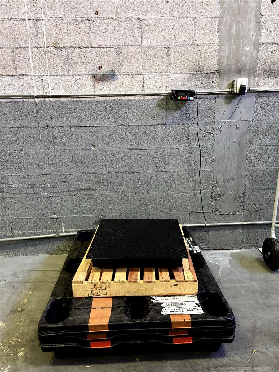 12  /   sq. ft. $ 2025-10-02 0 Photo