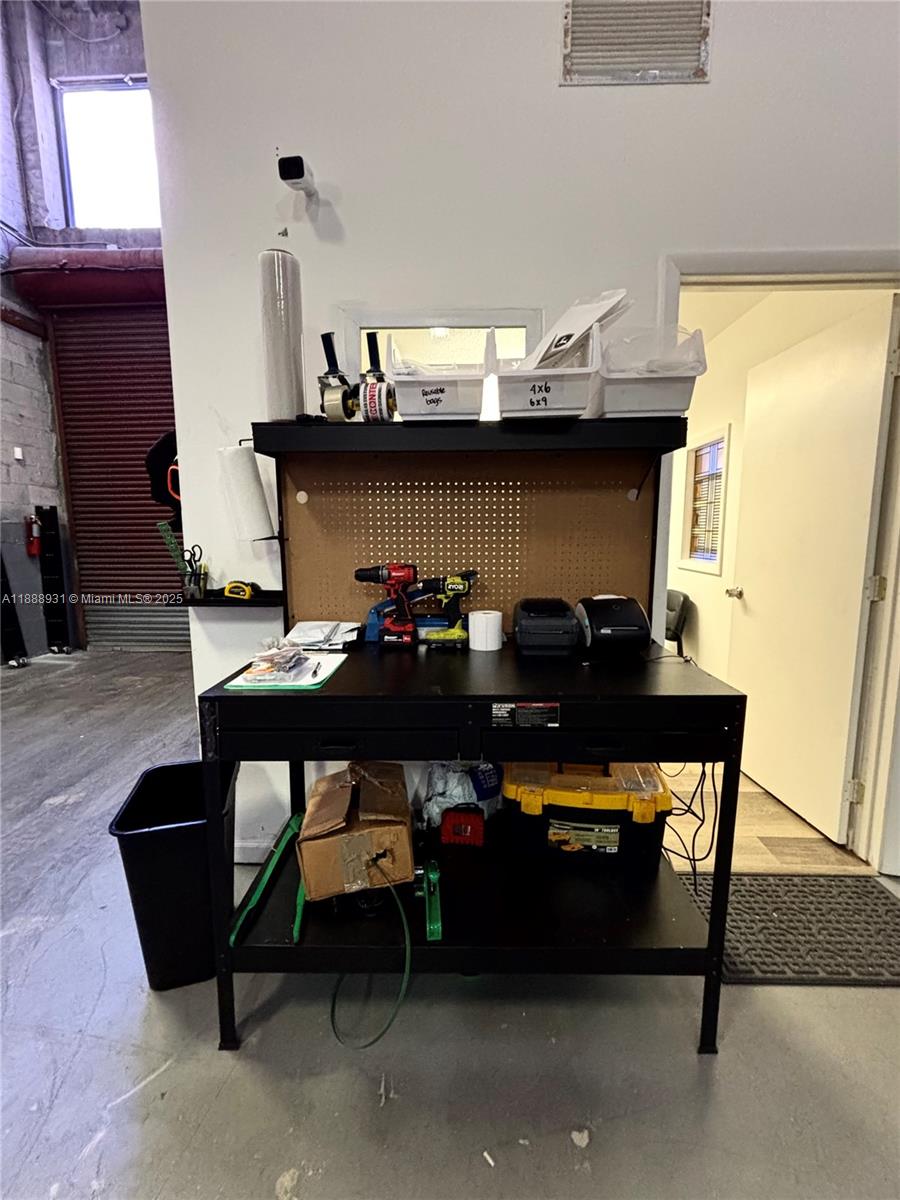 12  /   sq. ft. $ 2025-10-02 0 Photo