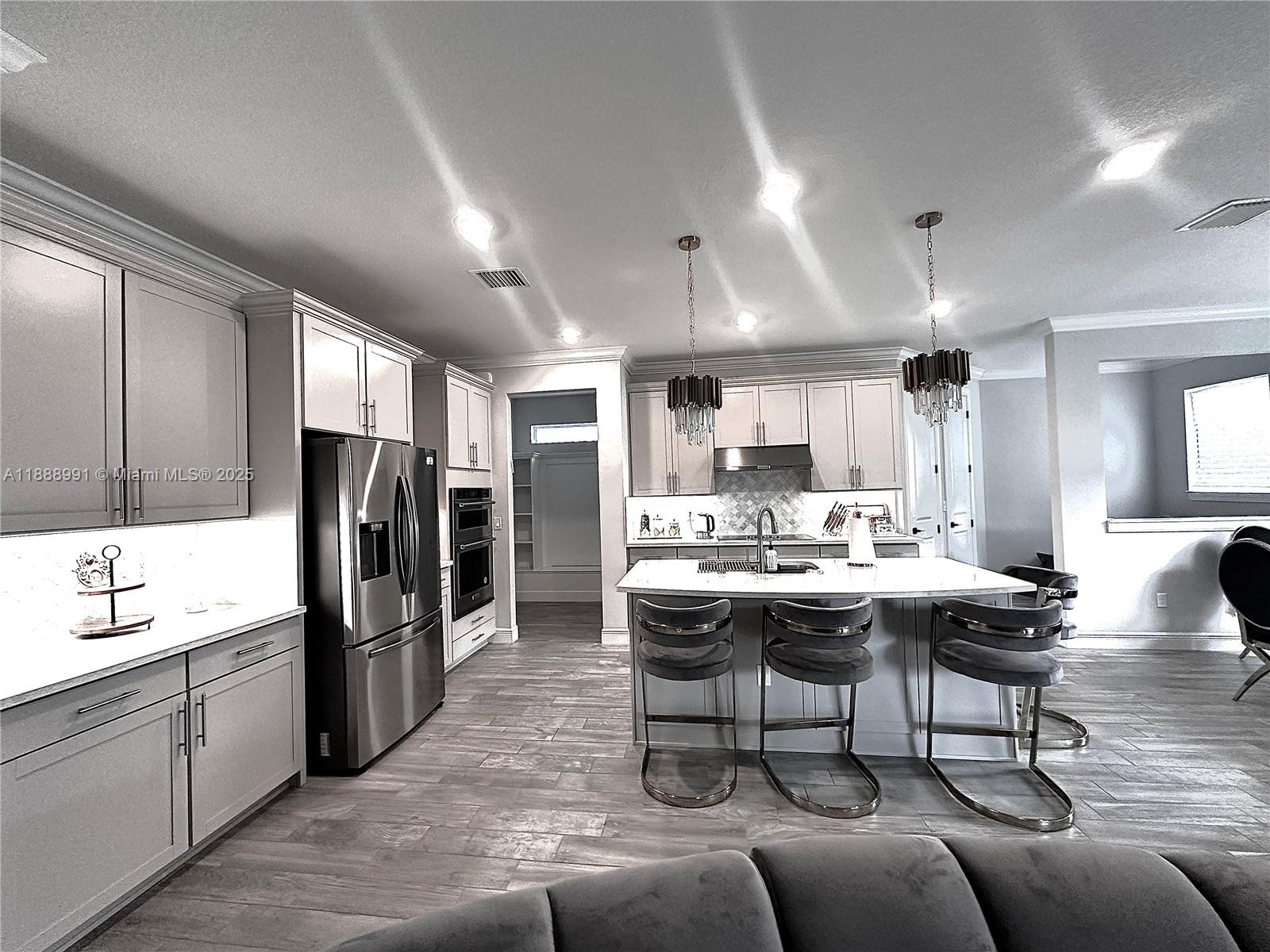 See details 4022 4 / 3 2502 sq. ft. $ 2025-10-02 0 Photo