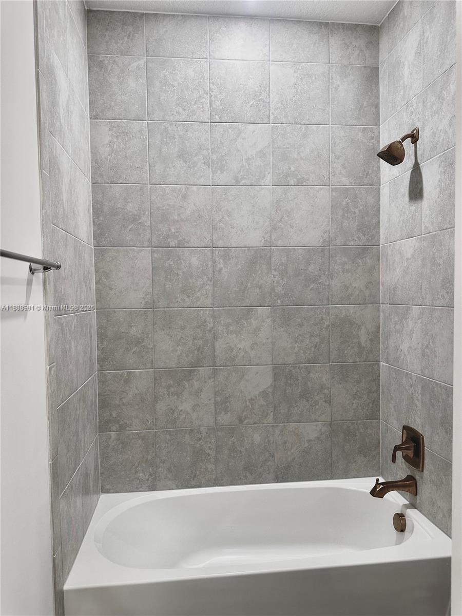 See details 4022 4 / 3 2502 sq. ft. $ 2025-10-02 0 Photo