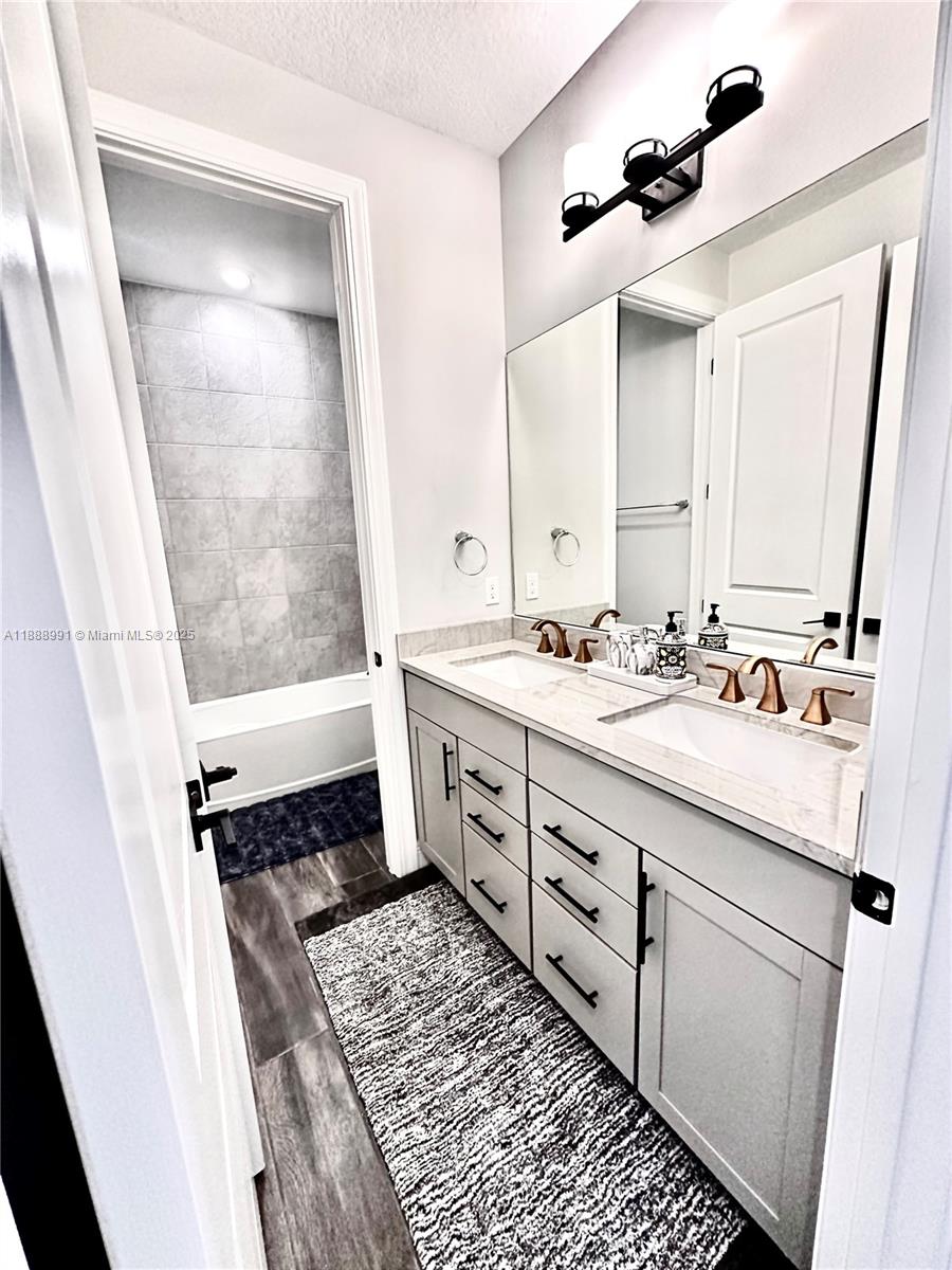 See details 4022 4 / 3 2502 sq. ft. $ 2025-10-02 0 Photo