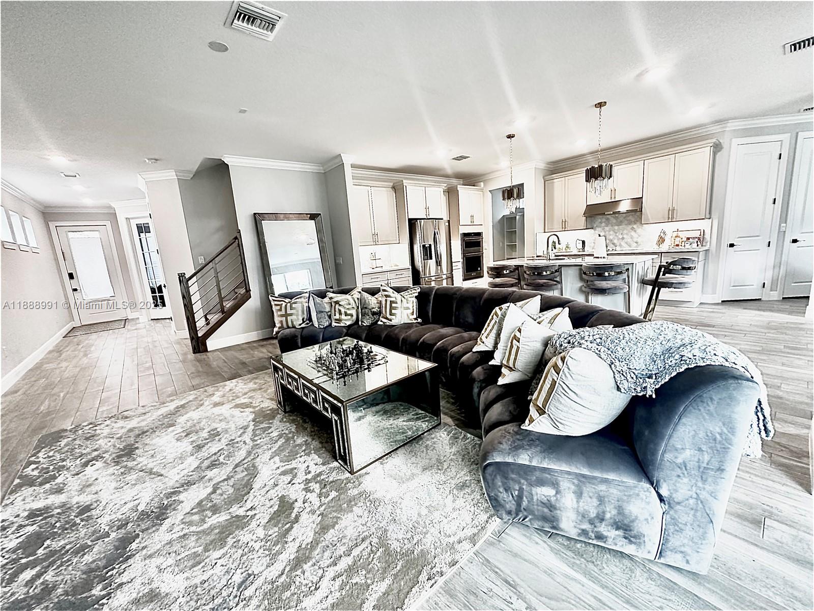 See details 4022 4 / 3 2502 sq. ft. $ 2025-10-02 0 Photo