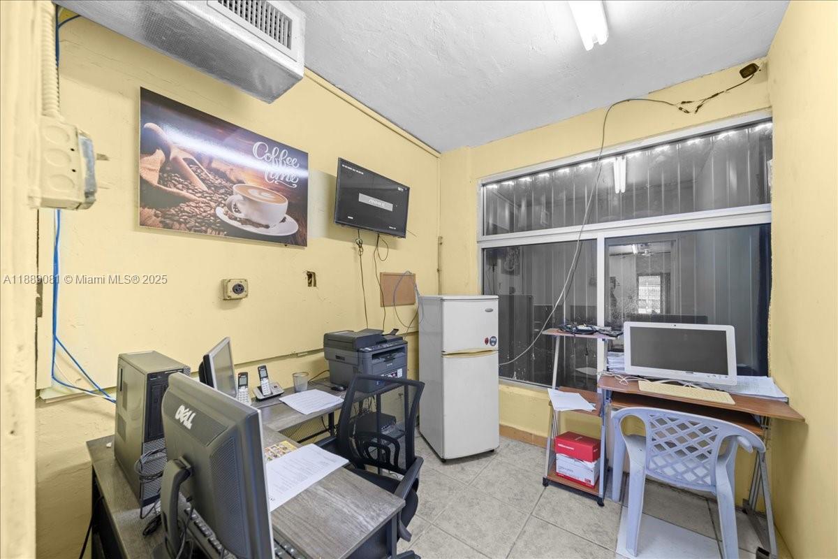   /   sq. ft. $ 2025-10-02 0 foto