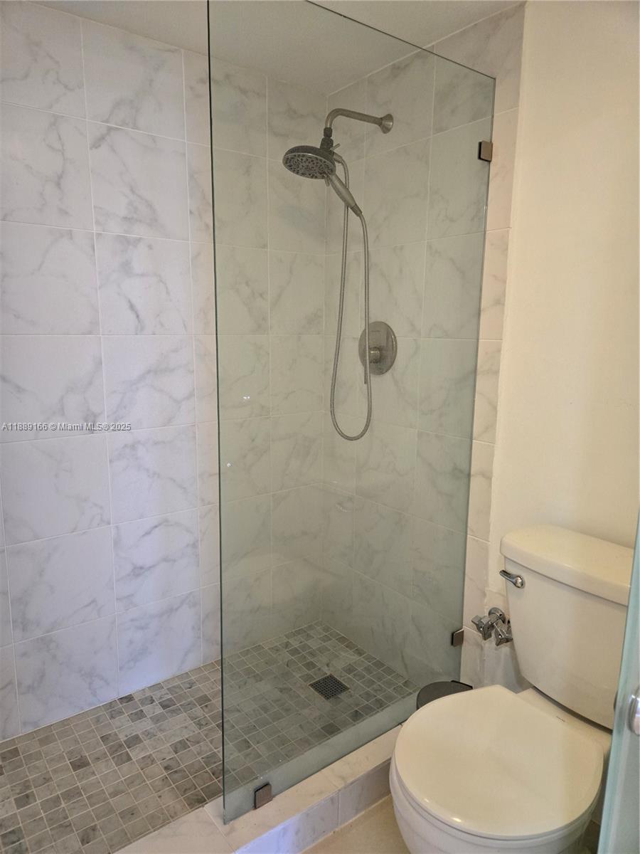 Photo of 20379 Country Club Dr  #2531, Aventura, Florida, 33180 - Master Bath