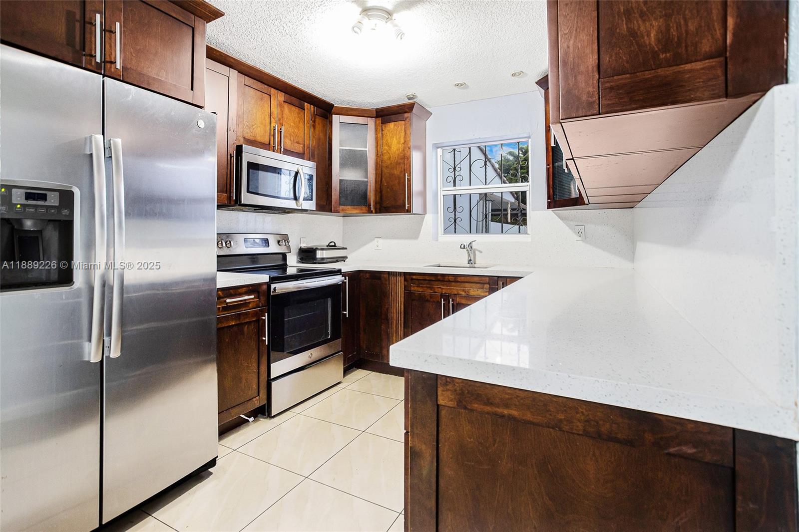 7000 2 / 2 1330 sq. ft. $ 2025-12-15 0 foto