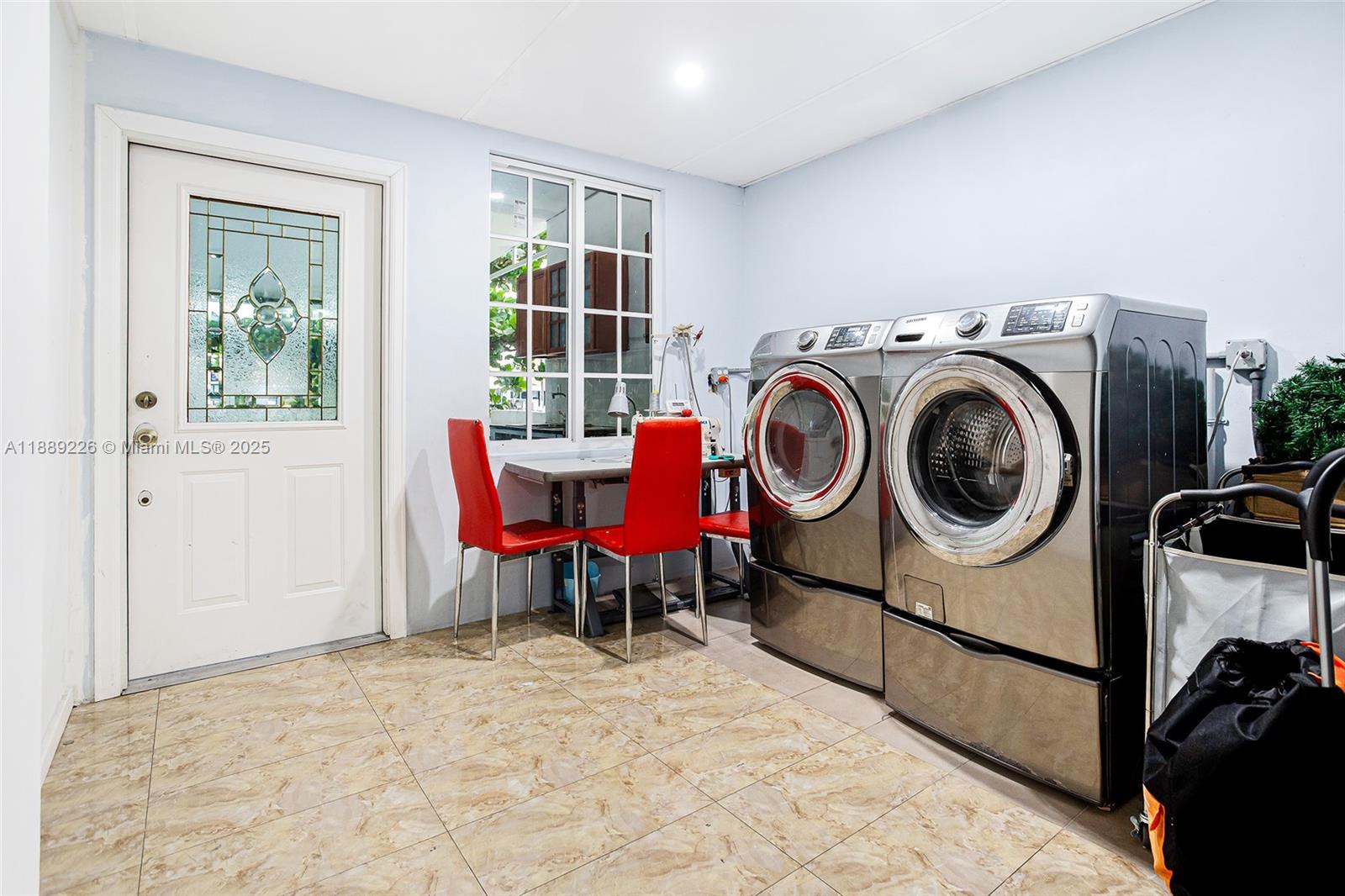 7000 2 / 2 1330 sq. ft. $ 2025-12-15 0 foto