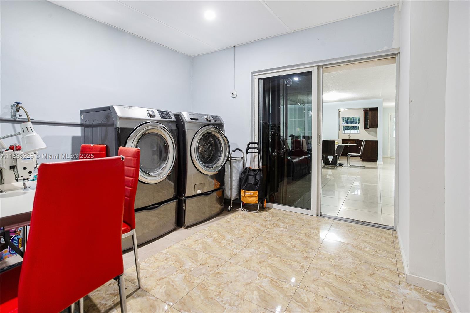 7000 2 / 2 1330 sq. ft. $ 2025-12-15 0 foto