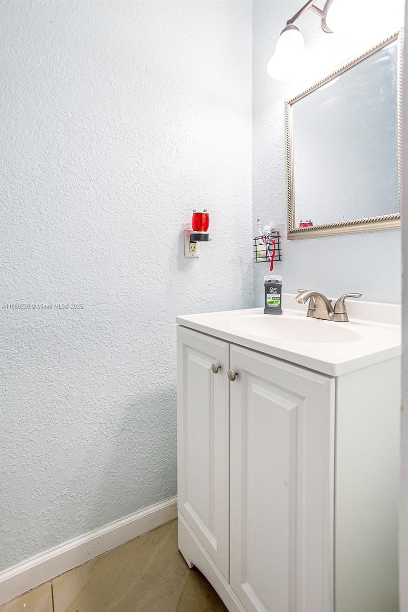 7000 2 / 2 1330 sq. ft. $ 2025-12-15 0 foto