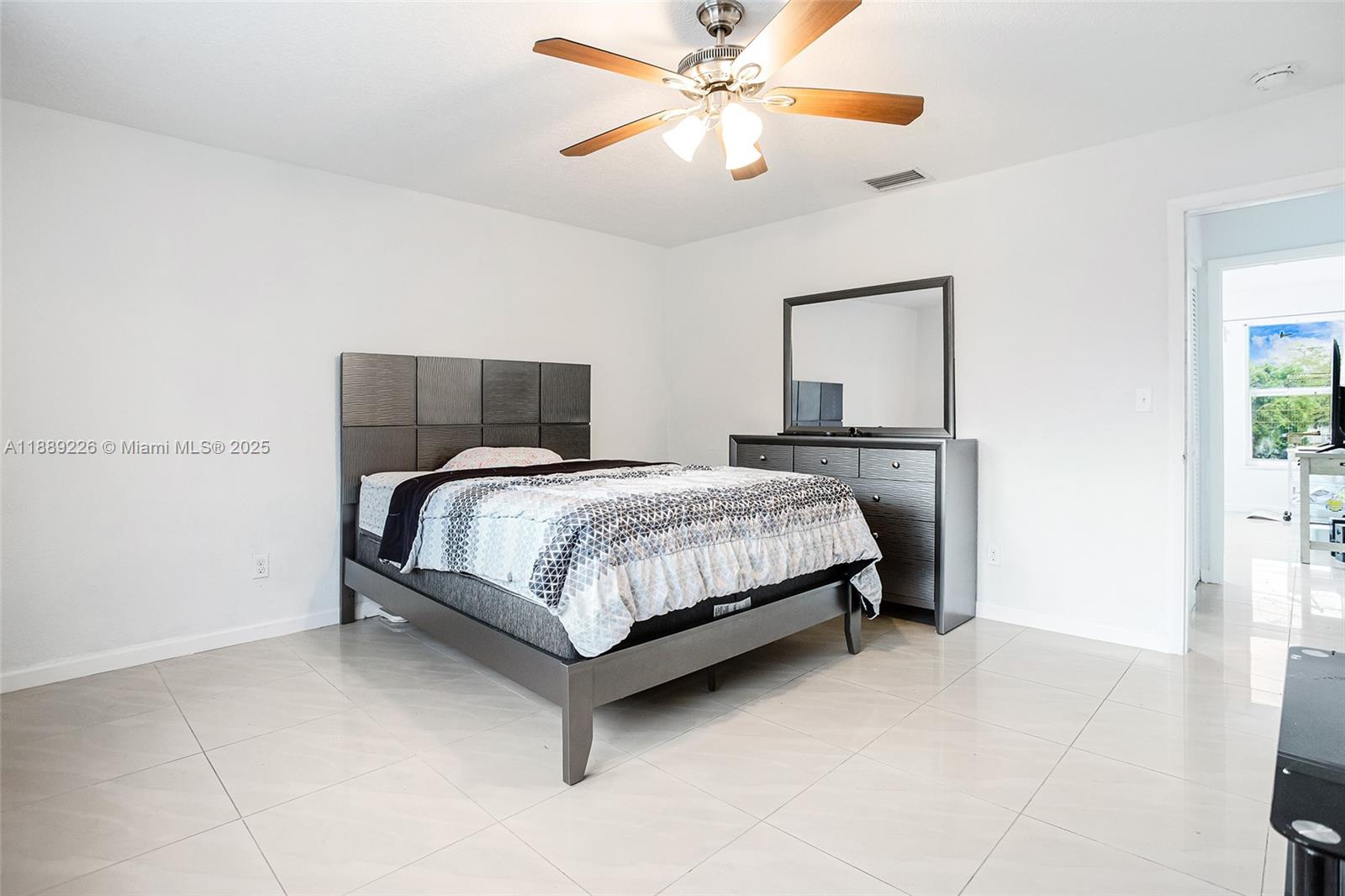 7000 2 / 2 1330 sq. ft. $ 2025-12-15 0 foto