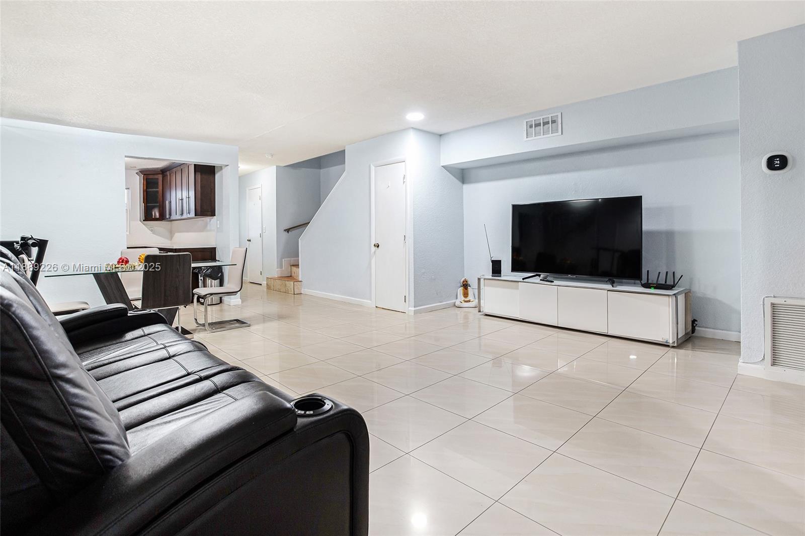 7000 2 / 2 1330 sq. ft. $ 2025-12-15 0 foto