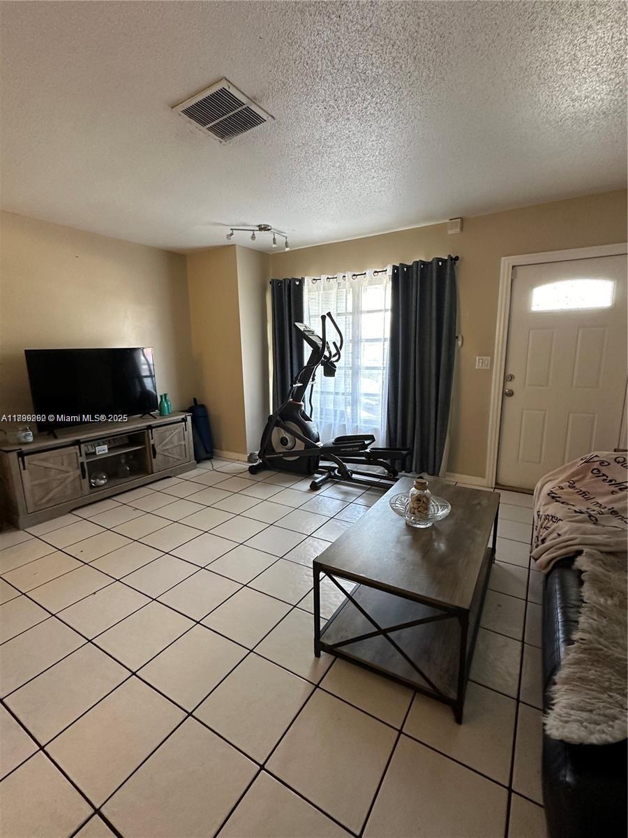   /  1920 sq. ft. $ 2025-10-02 0 Photo