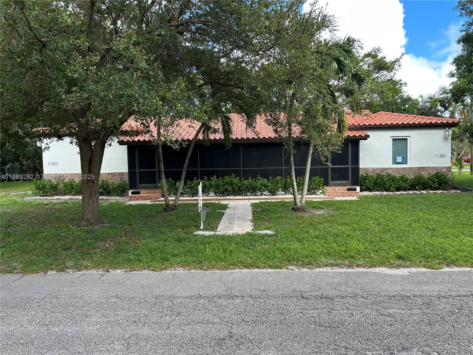 See details / 1558 sq. ft. $ 2025-10-10 0 Photo