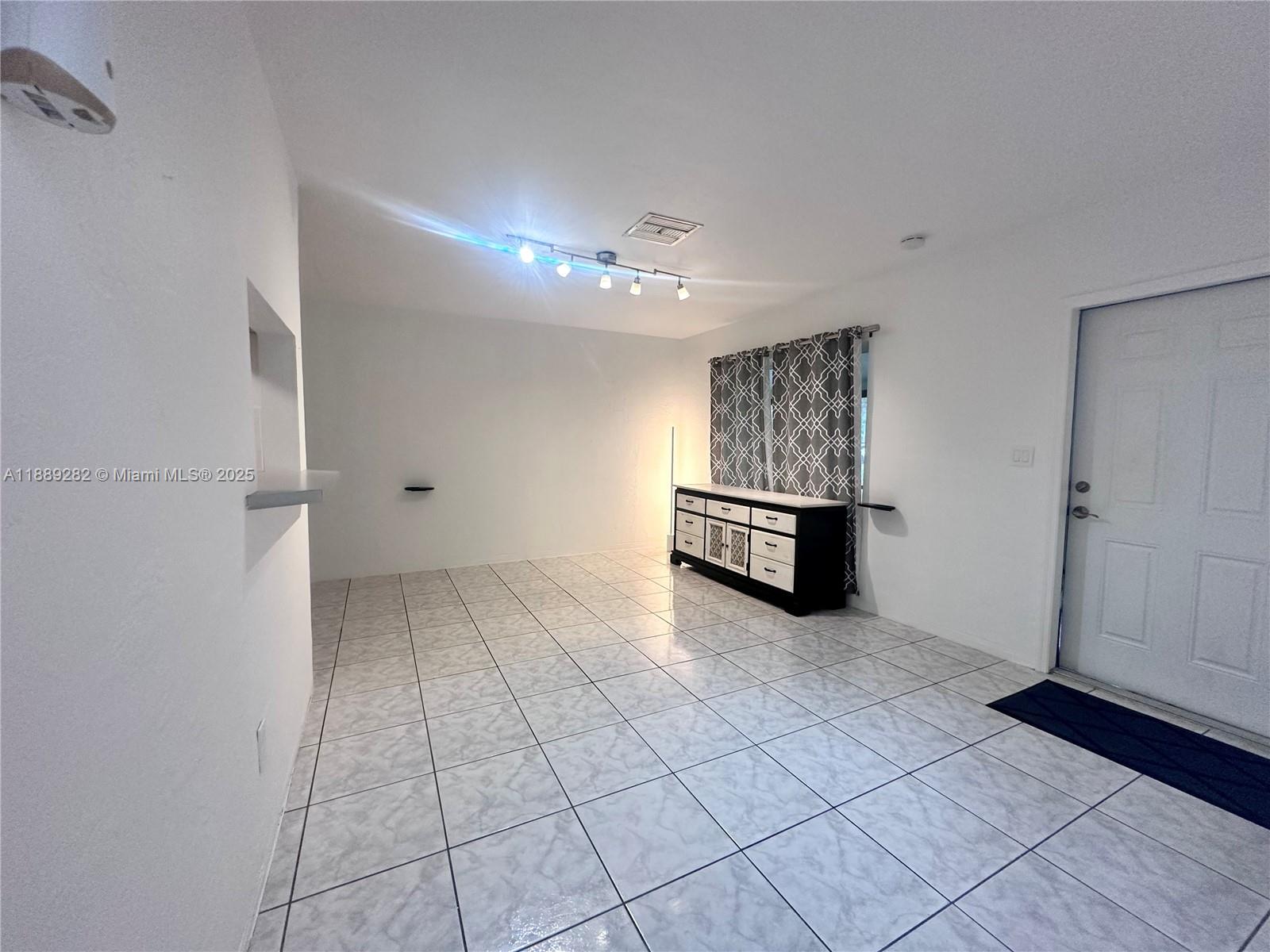 See details / 1558 sq. ft. $ 2025-10-10 0 Photo