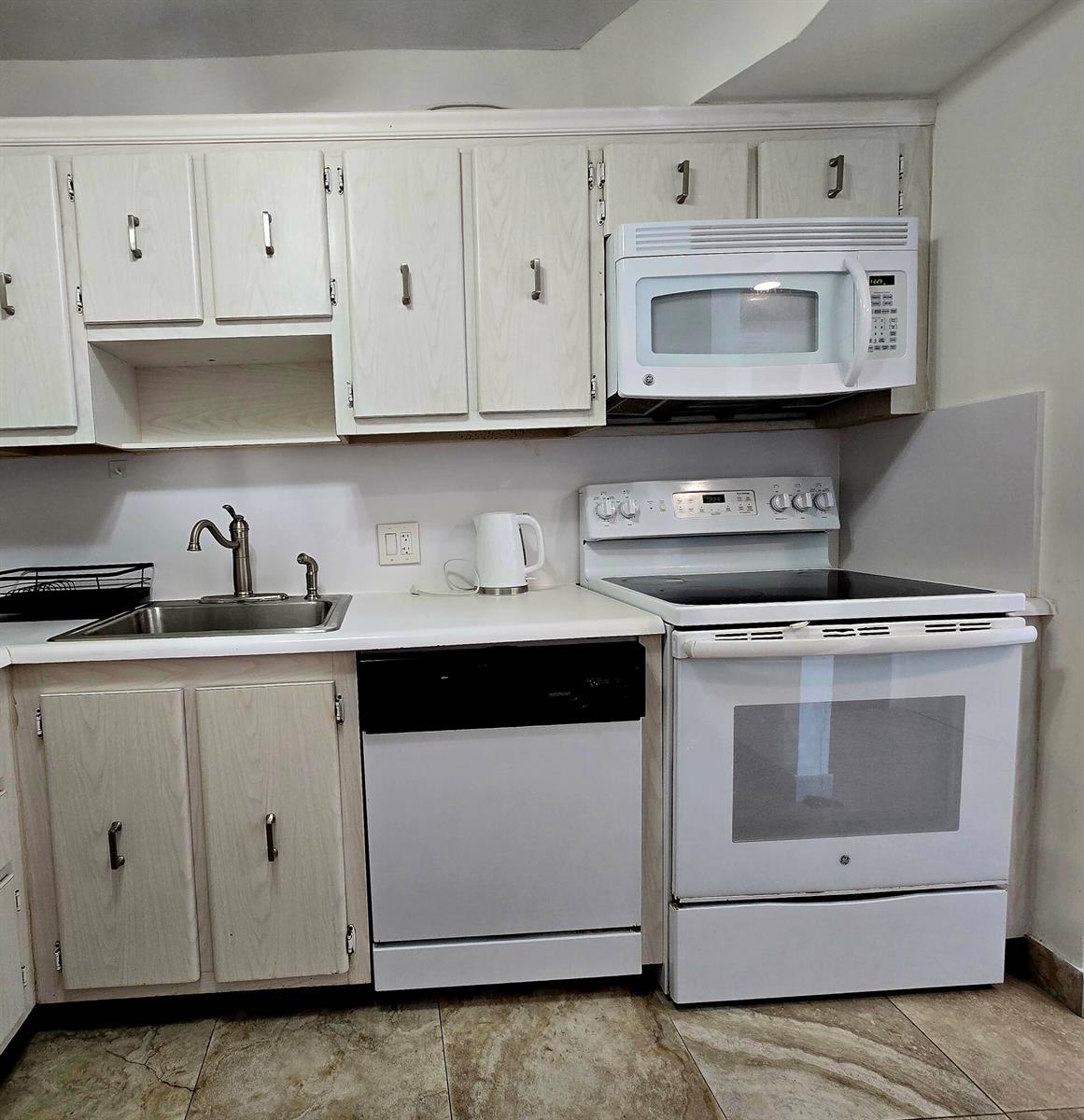 Photo of 20335 Country Club  #2208, Aventura, Florida, 33180 - EAT IN KITCHEN