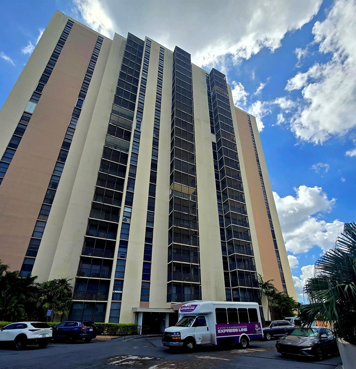 Photo of 20335 Country Club  #2208, Aventura, Florida, 33180 - TRANSPORT TO MALL