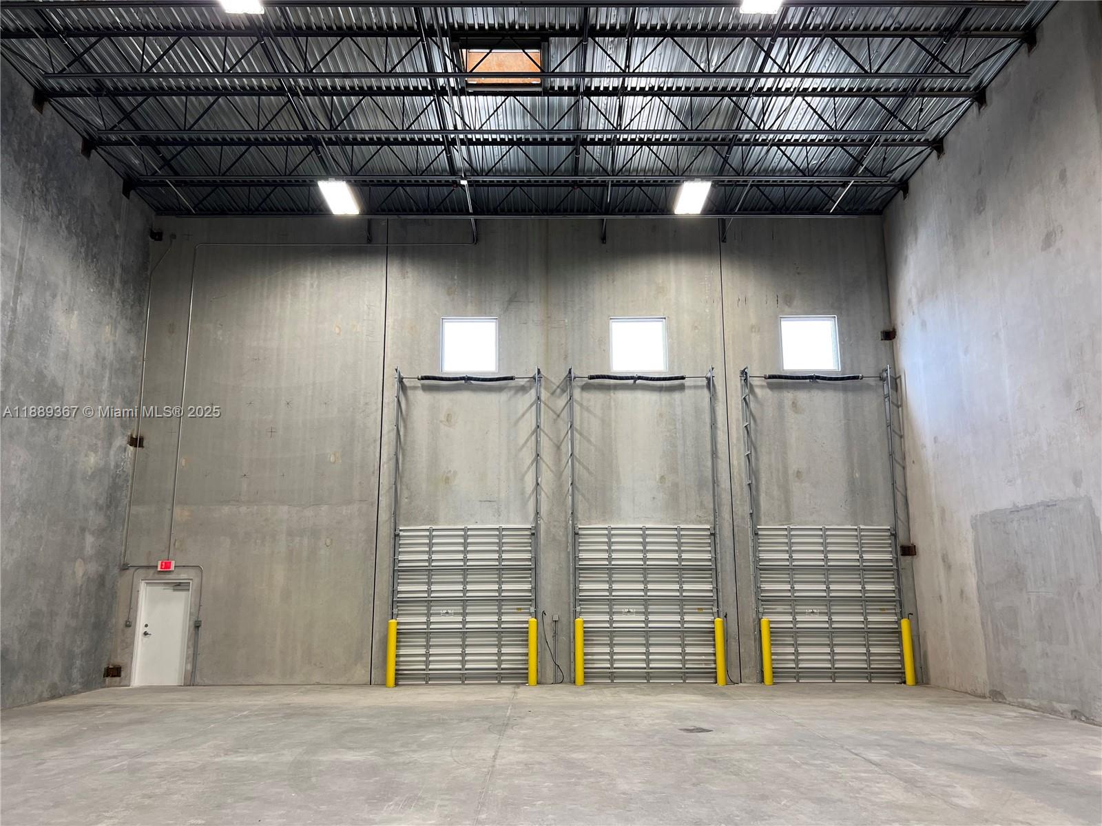 102  /   sq. ft. $ 2025-10-02 0 foto