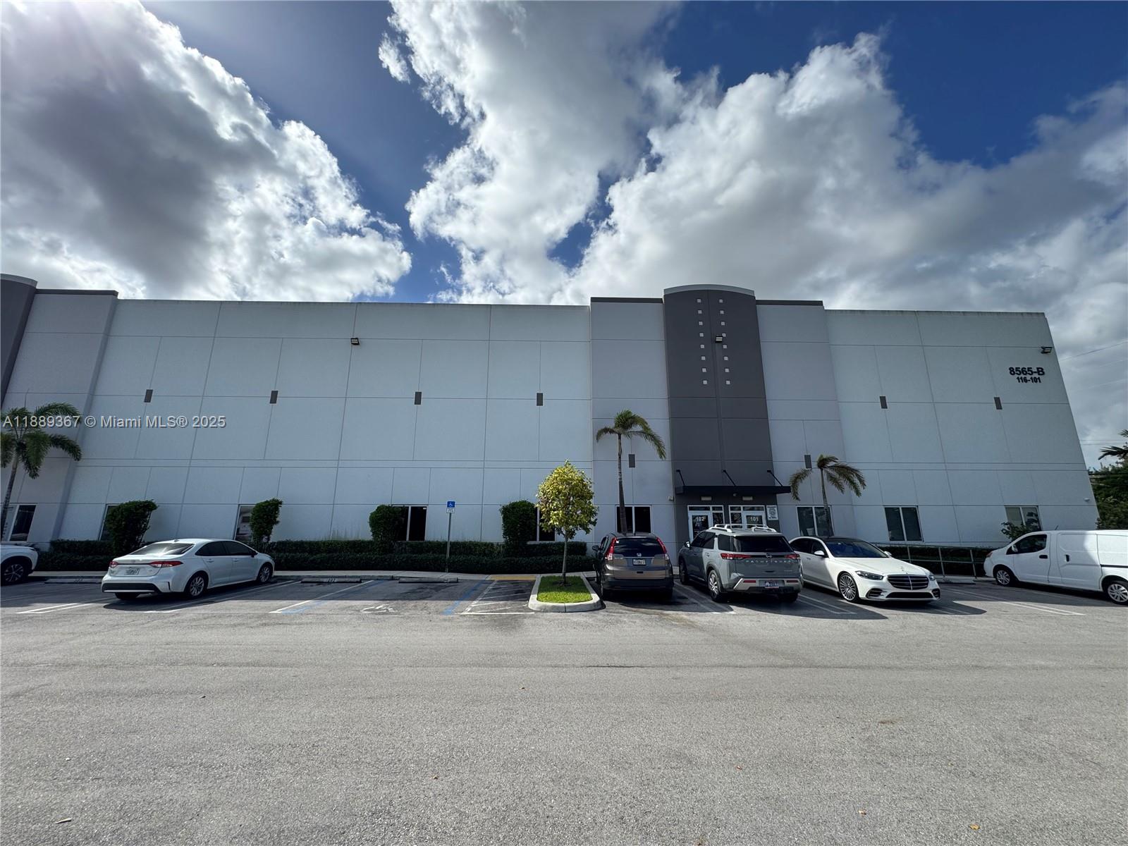 102  /   sq. ft. $ 2025-10-02 0 foto