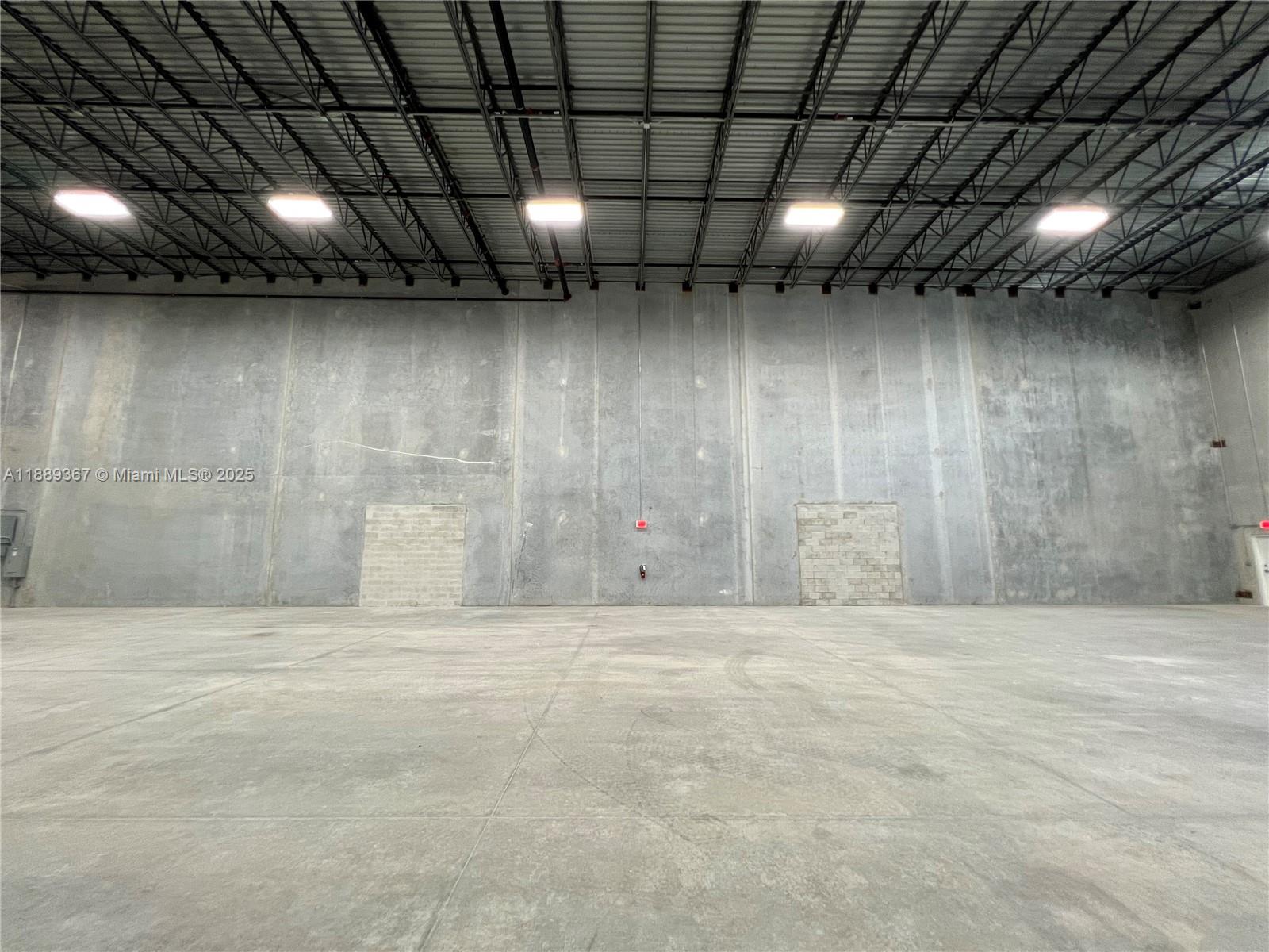 102  /   sq. ft. $ 2025-10-02 0 foto