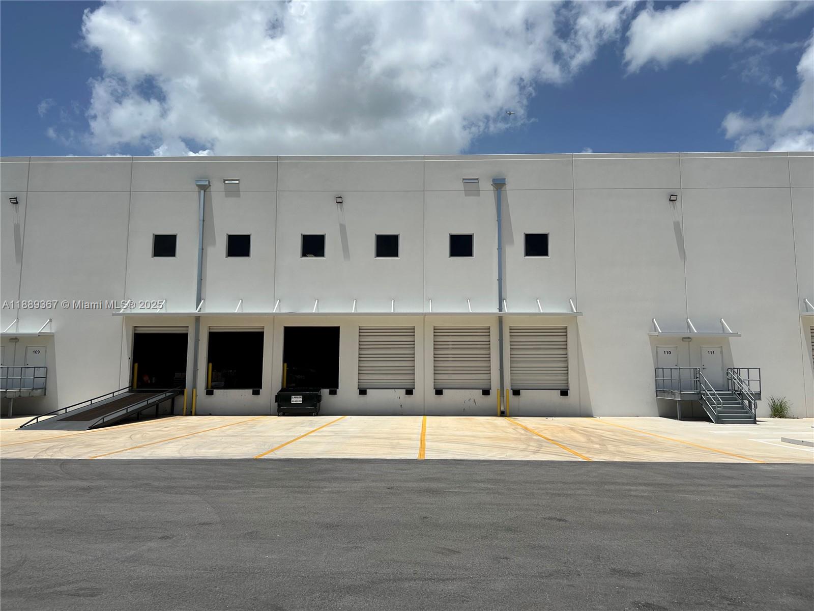 102  /   sq. ft. $ 2025-10-02 0 foto