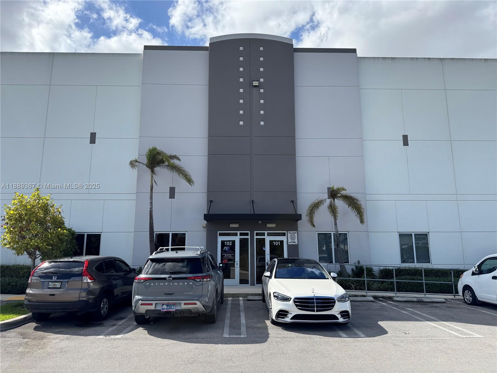 102  /   sq. ft. $ 2025-10-02 0 foto