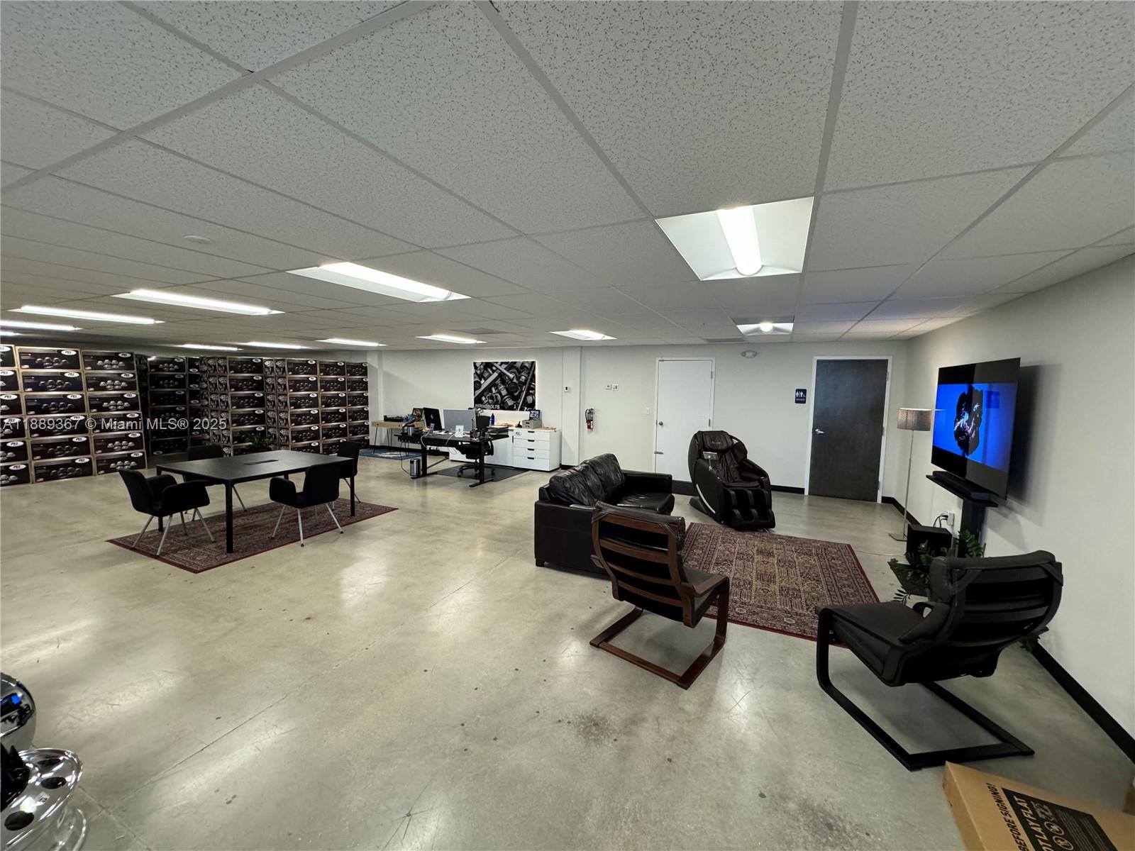102  /   sq. ft. $ 2025-10-02 0 foto