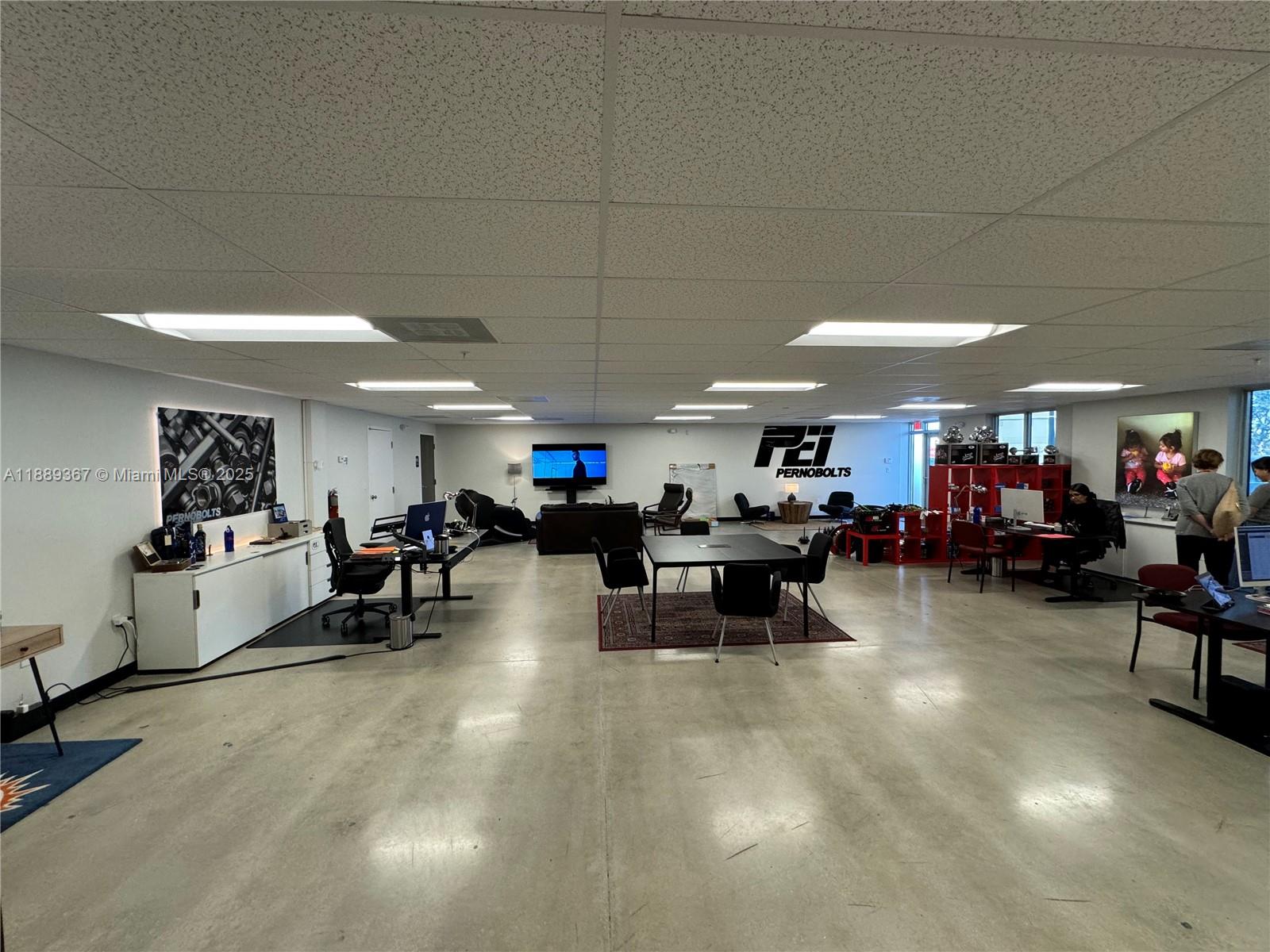 102  /   sq. ft. $ 2025-10-02 0 foto