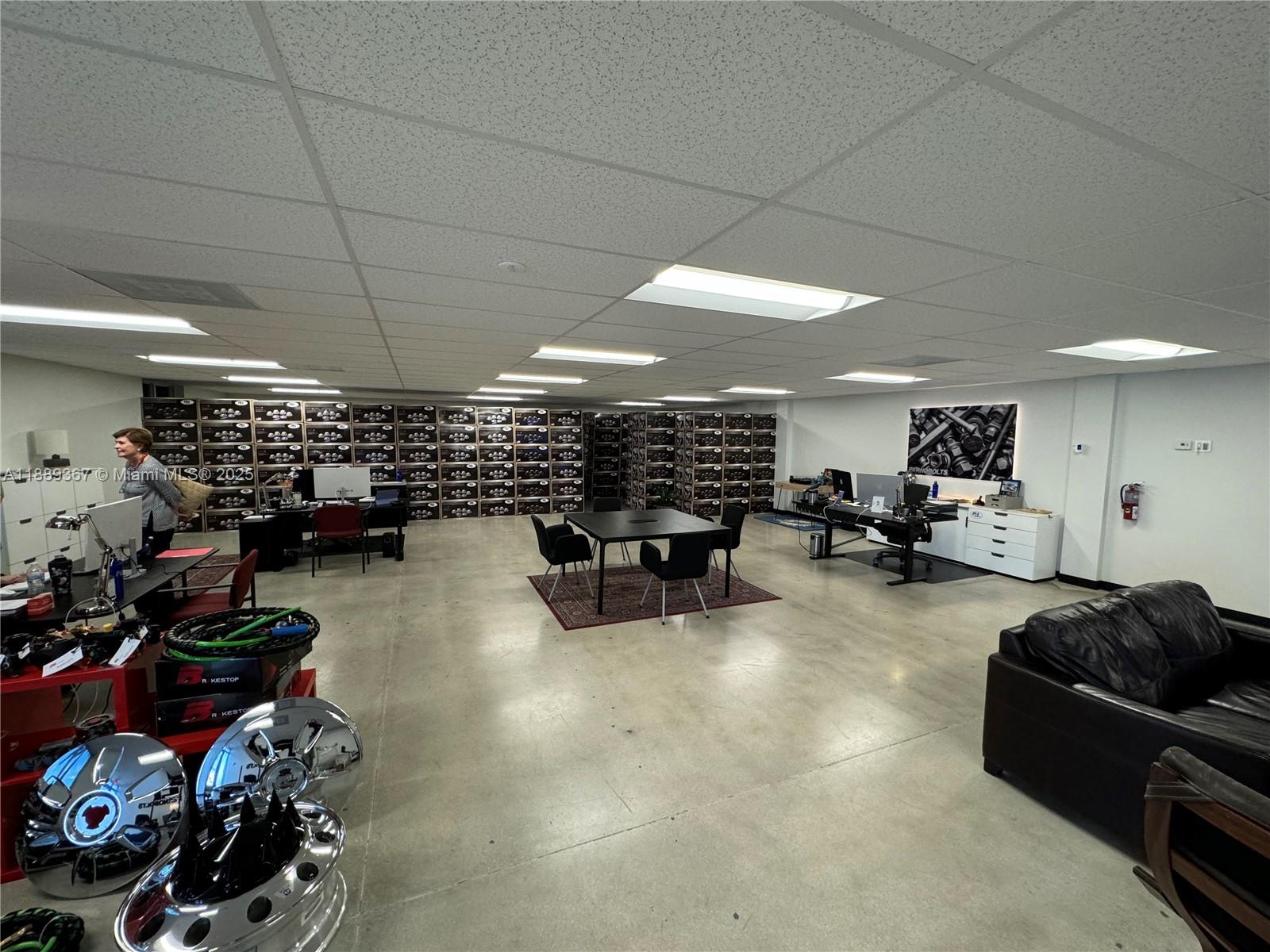102  /   sq. ft. $ 2025-10-02 0 foto