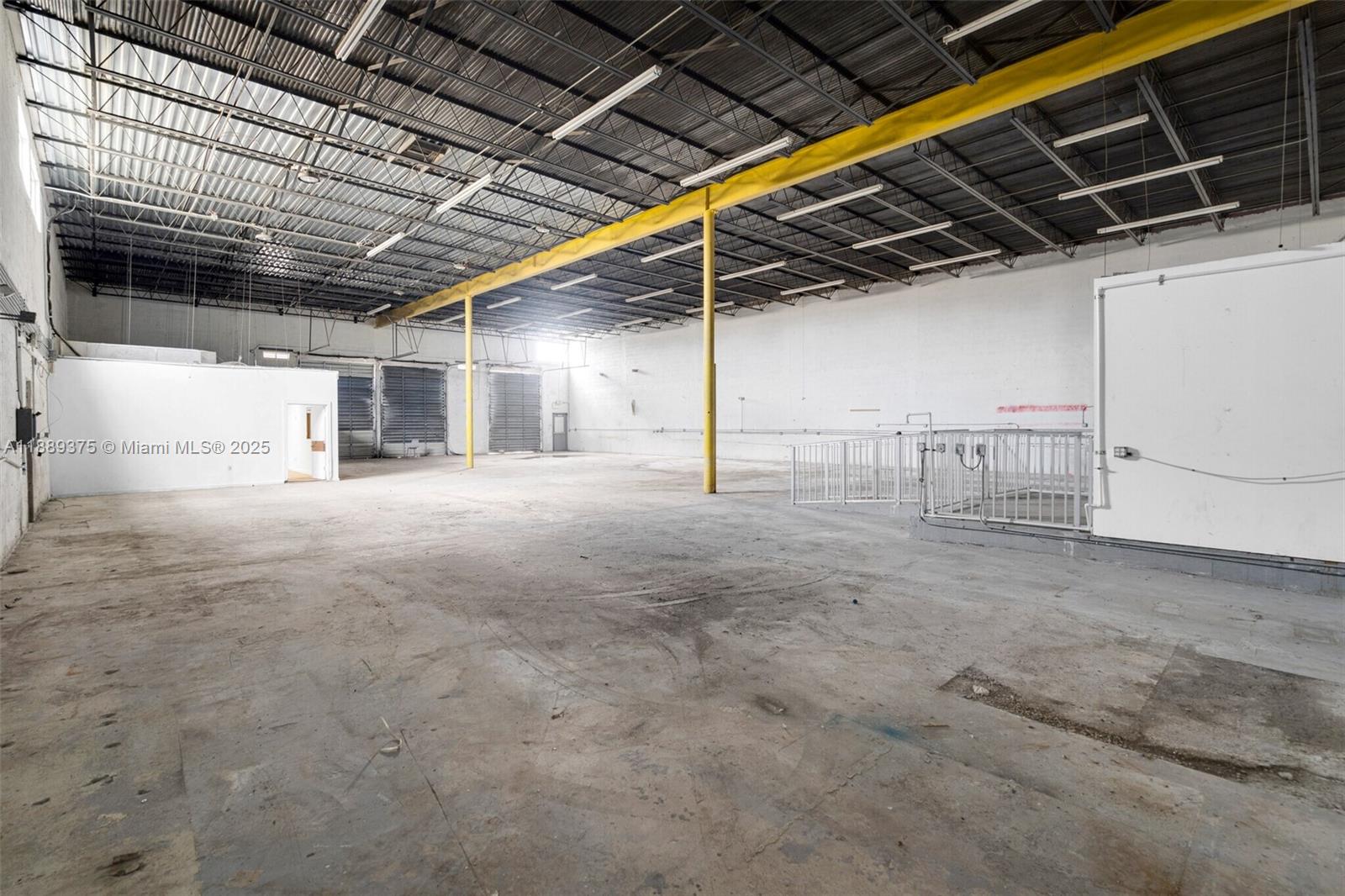 3725  /   sq. ft. $ 2025-10-02 0 Photo