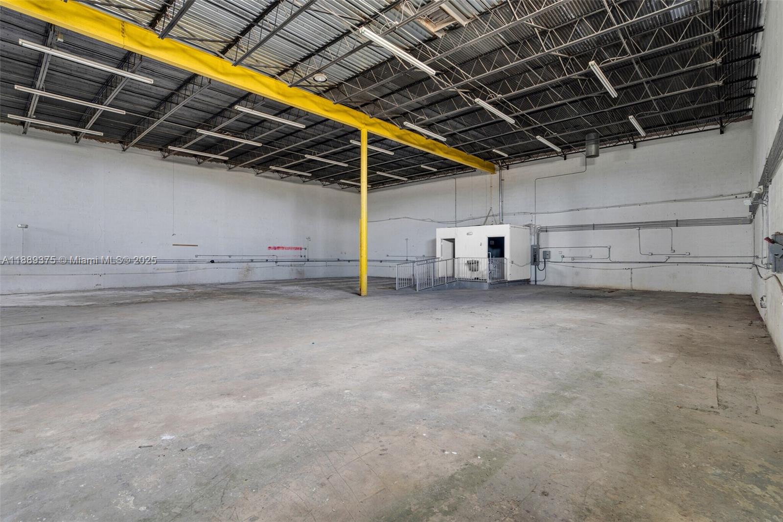 3725  /   sq. ft. $ 2025-10-02 0 Photo