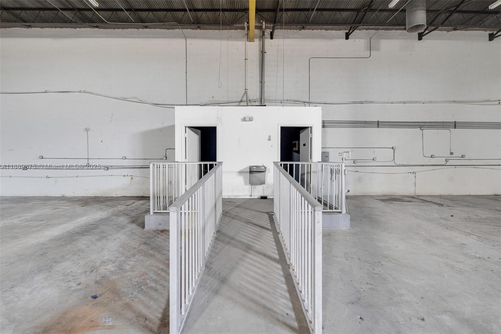 3725  /   sq. ft. $ 2025-10-02 0 Photo