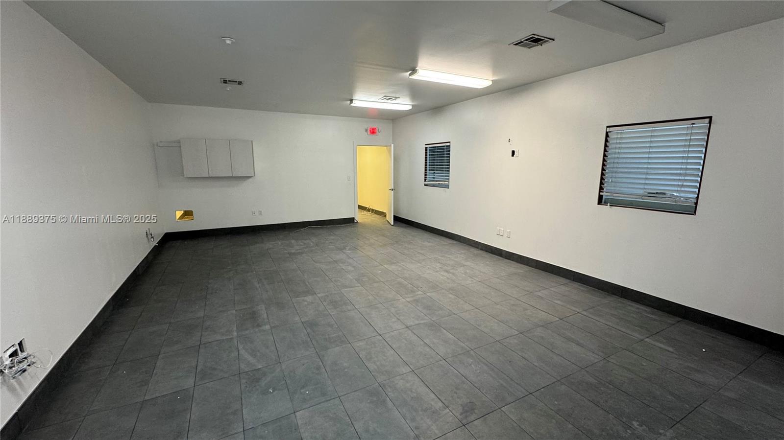 3725  /   sq. ft. $ 2025-10-02 0 Photo