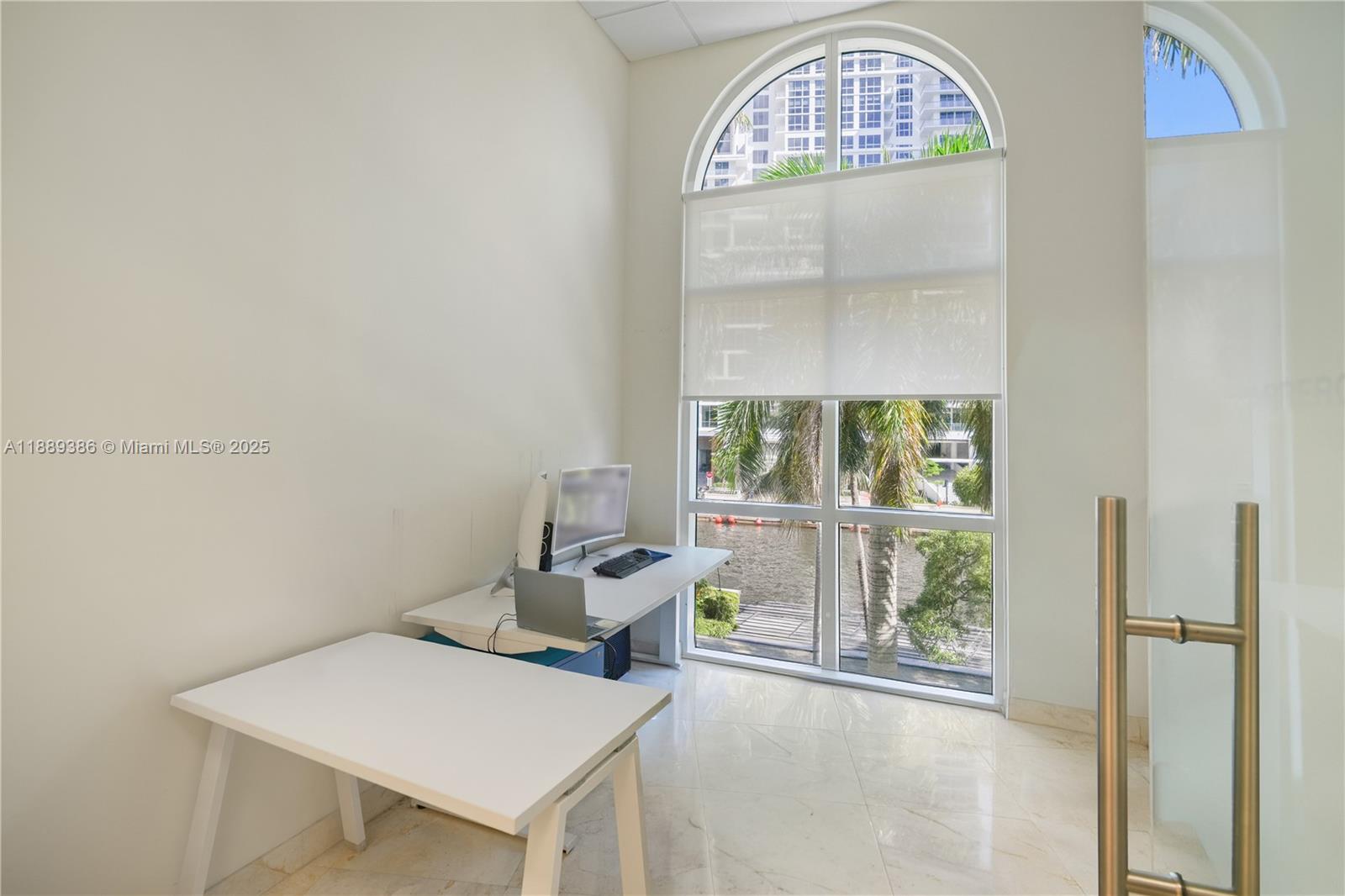11  /   sq. ft. $ 2025-10-02 0 Photo