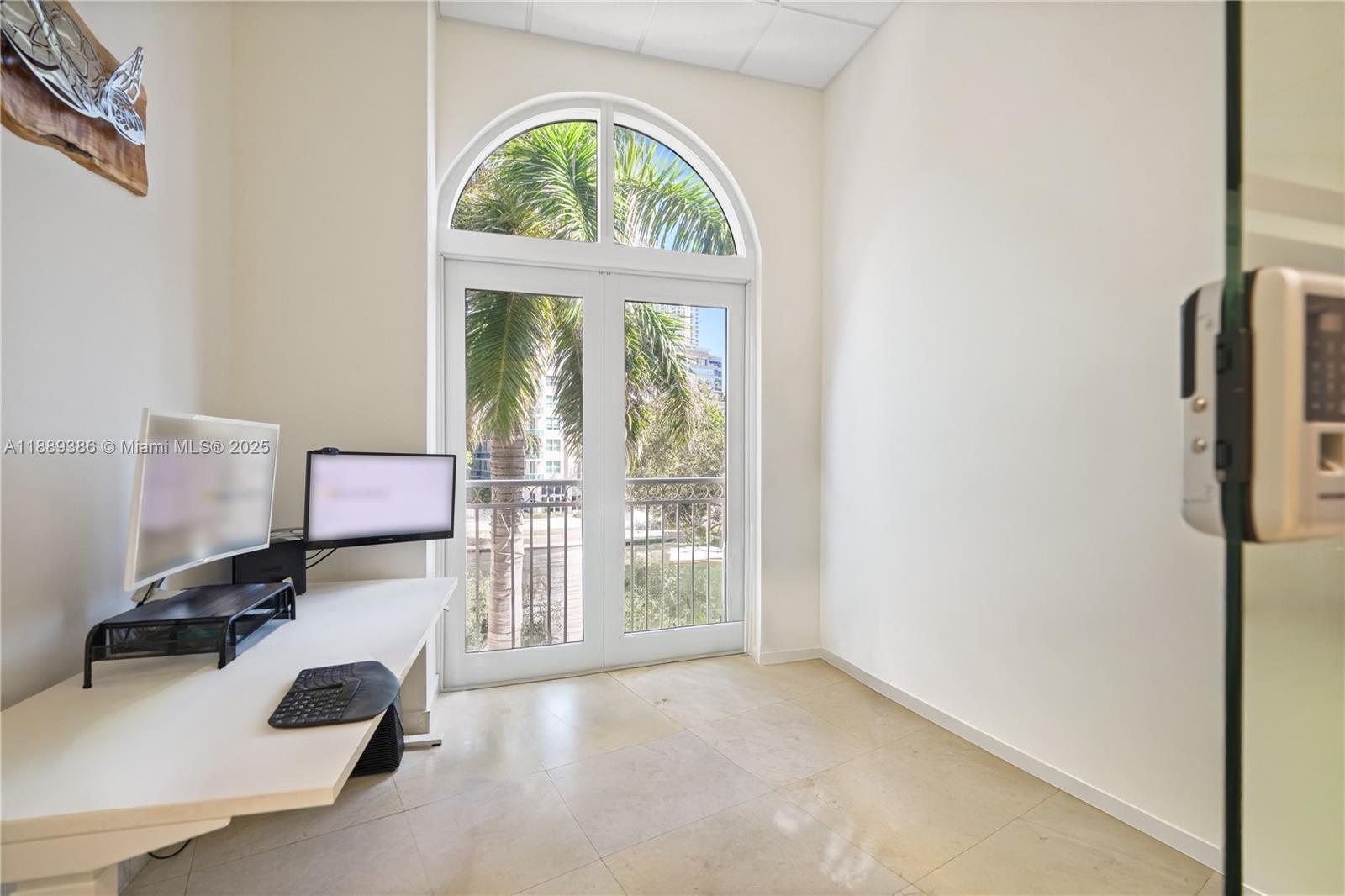 11  /   sq. ft. $ 2025-10-02 0 Photo