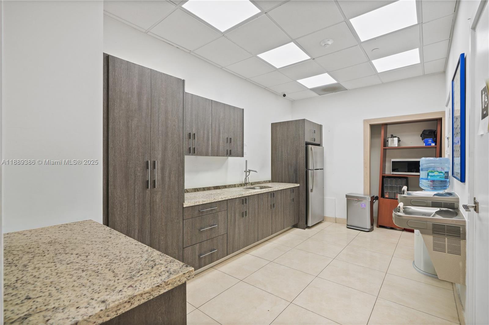 11  /   sq. ft. $ 2025-10-02 0 Photo