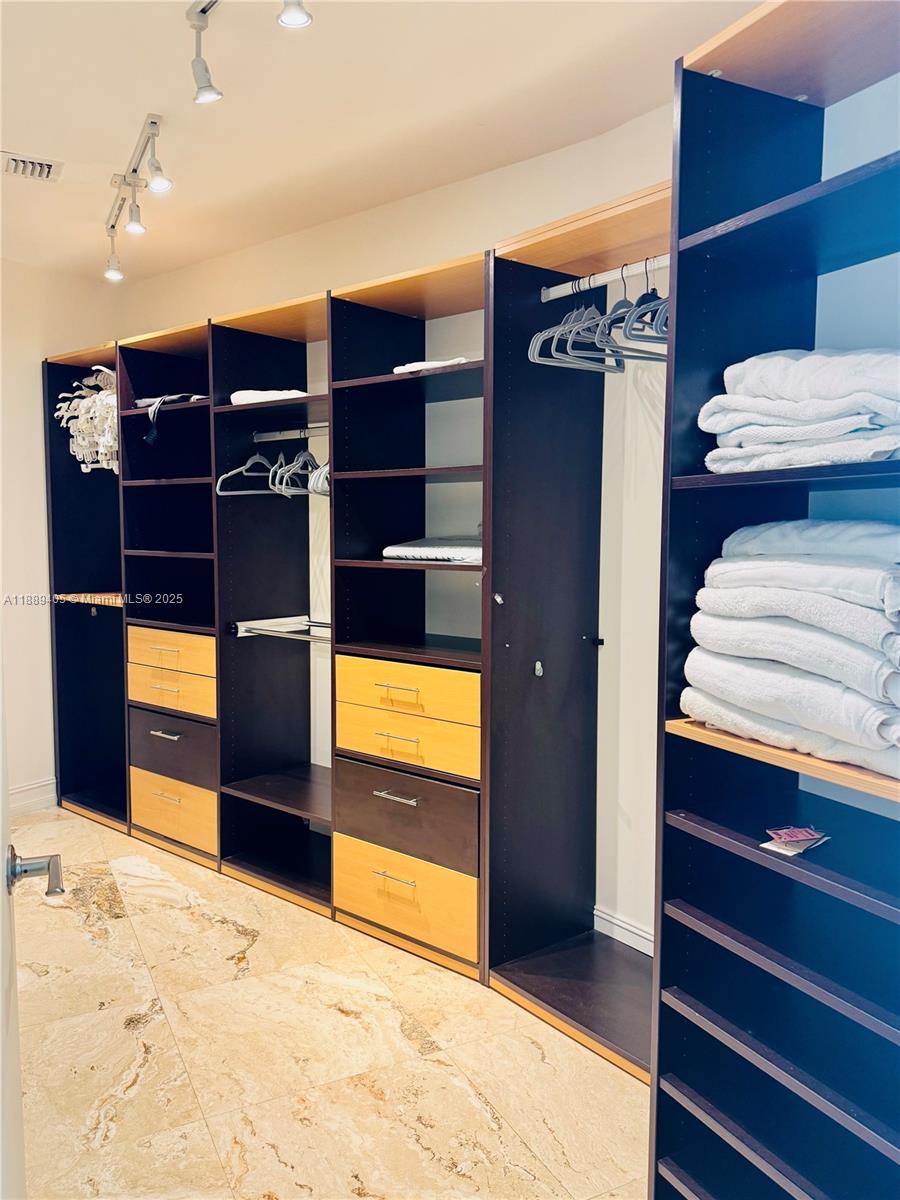 1106 3 / 4 2327 sq. ft. $ 2025-10-02 0 Photo