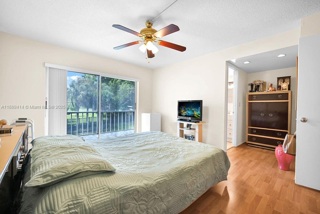 210 2 / 2 992 sq. ft. $ 2025-10-02 0 Photo