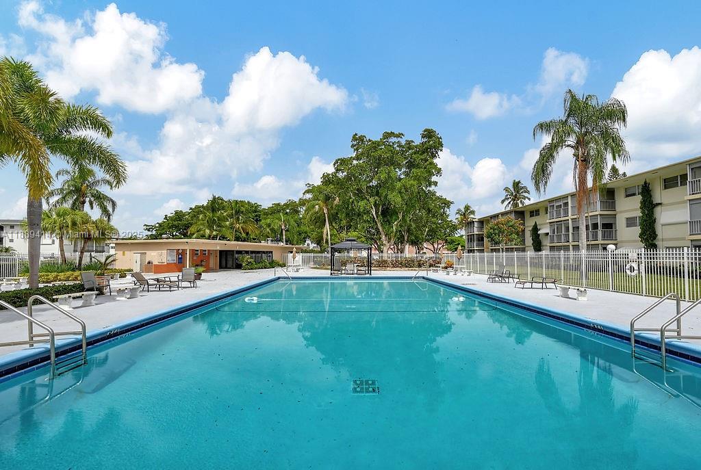 210 2 / 2 992 sq. ft. $ 2025-10-02 0 Photo