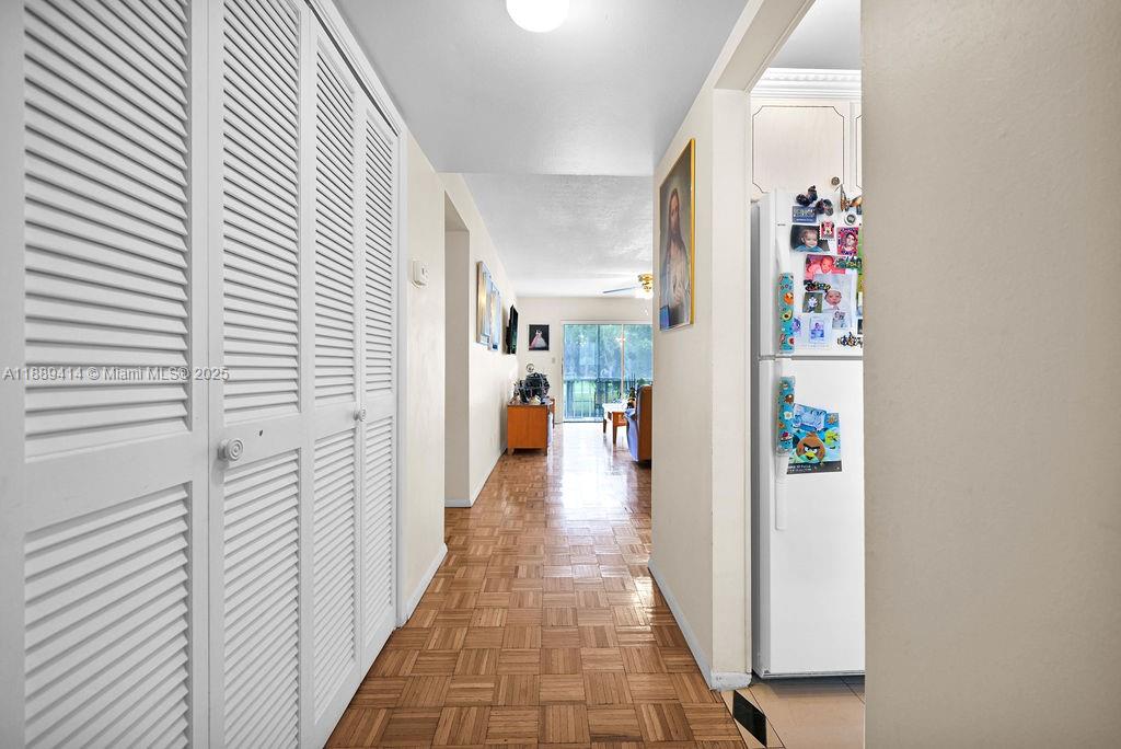 210 2 / 2 992 sq. ft. $ 2025-10-02 0 Photo