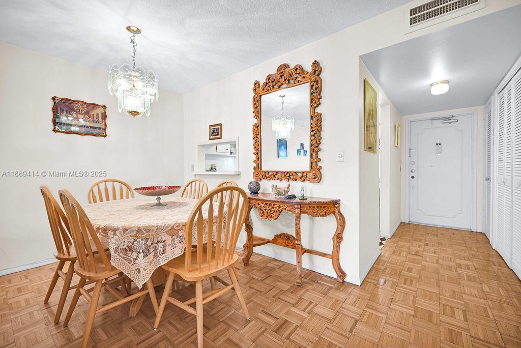 210 2 / 2 992 sq. ft. $ 2025-10-02 0 Photo
