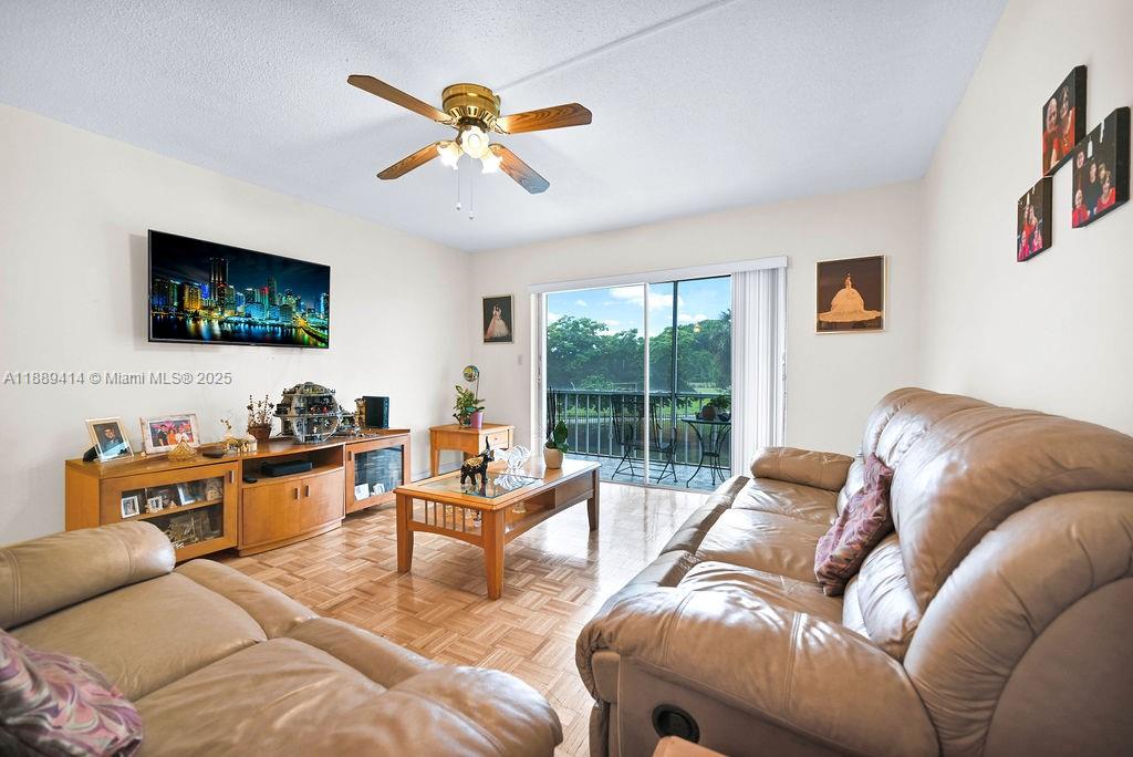 210 2 / 2 992 sq. ft. $ 2025-10-02 0 Photo