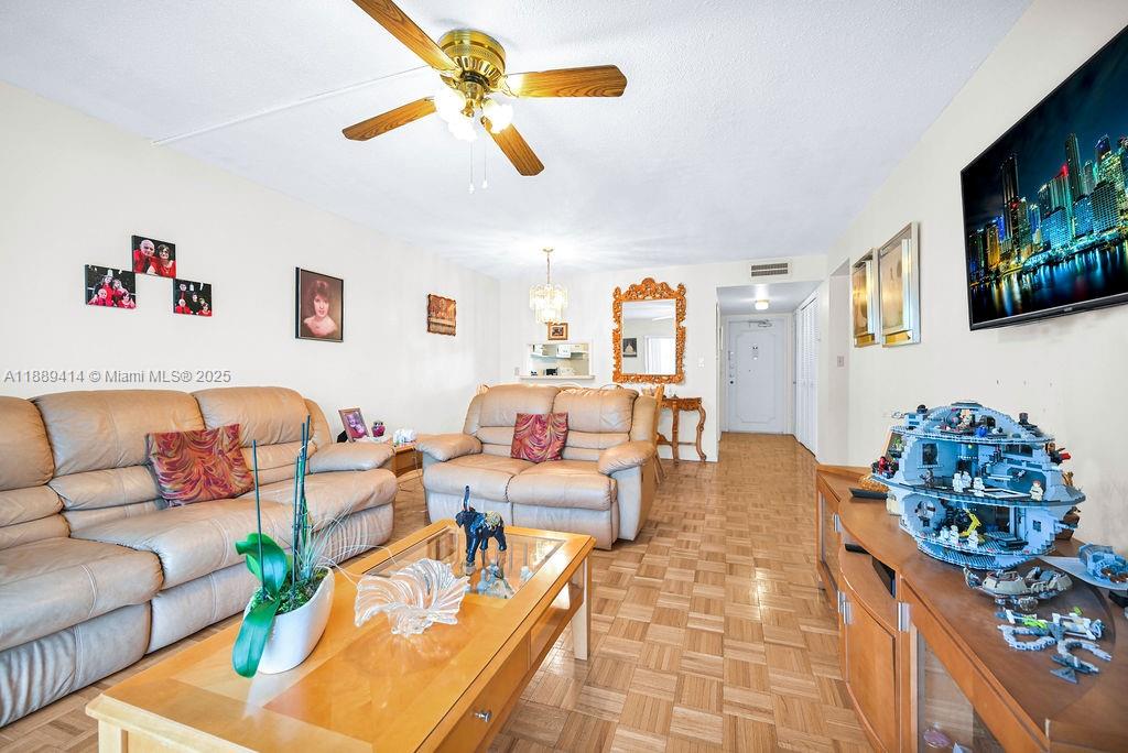 210 2 / 2 992 sq. ft. $ 2025-10-02 0 Photo