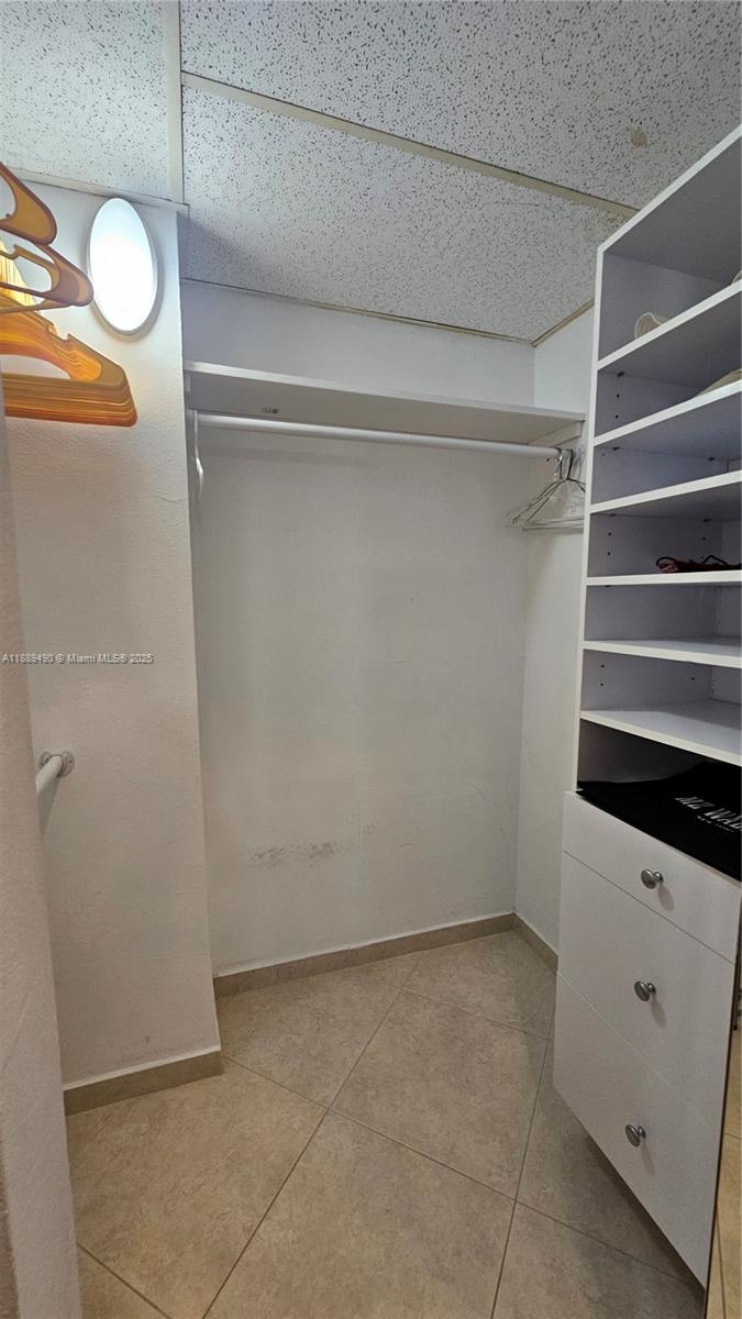 Подробнее 7F 2 / 2 1340 кв.футов $ 2025-10-03 0 Фото