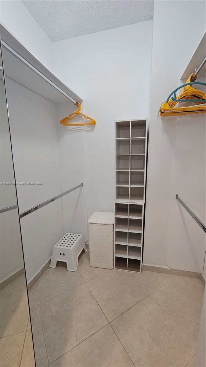 Подробнее 7F 2 / 2 1340 кв.футов $ 2025-10-03 0 Фото