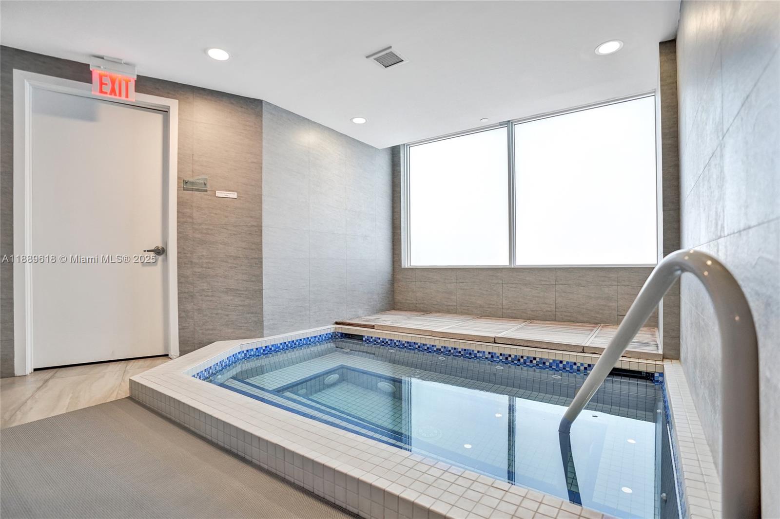 Photo of 20281 Country Club Dr  #2110, Aventura, Florida, 33180 - Jacuzzi