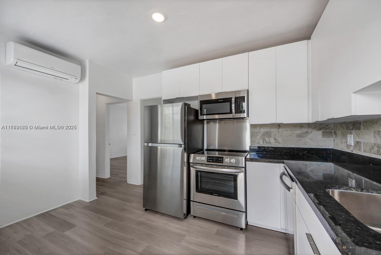   /  4554 sq. ft. $ 2025-10-03 0 foto