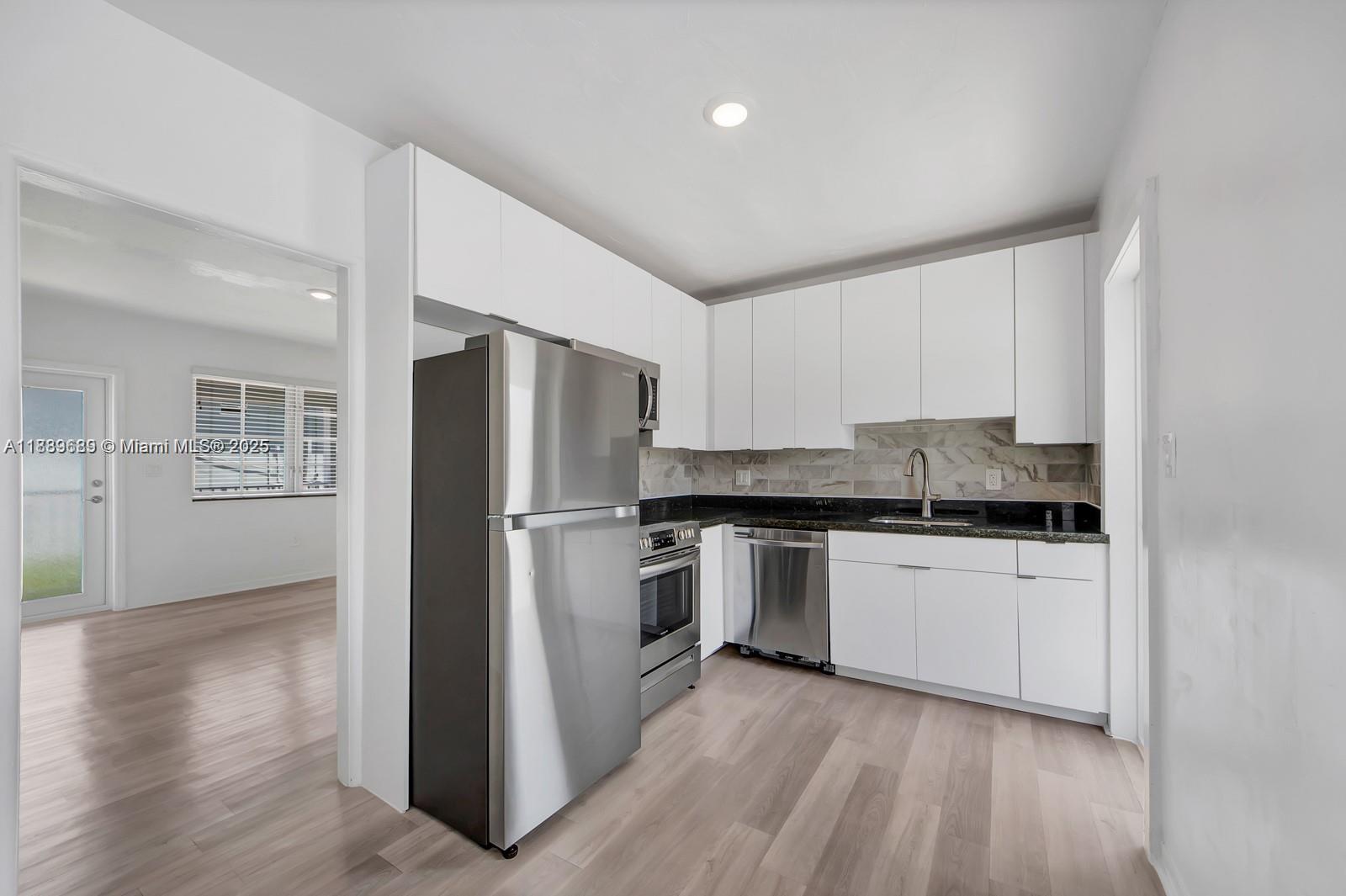   /  4554 sq. ft. $ 2025-10-03 0 foto