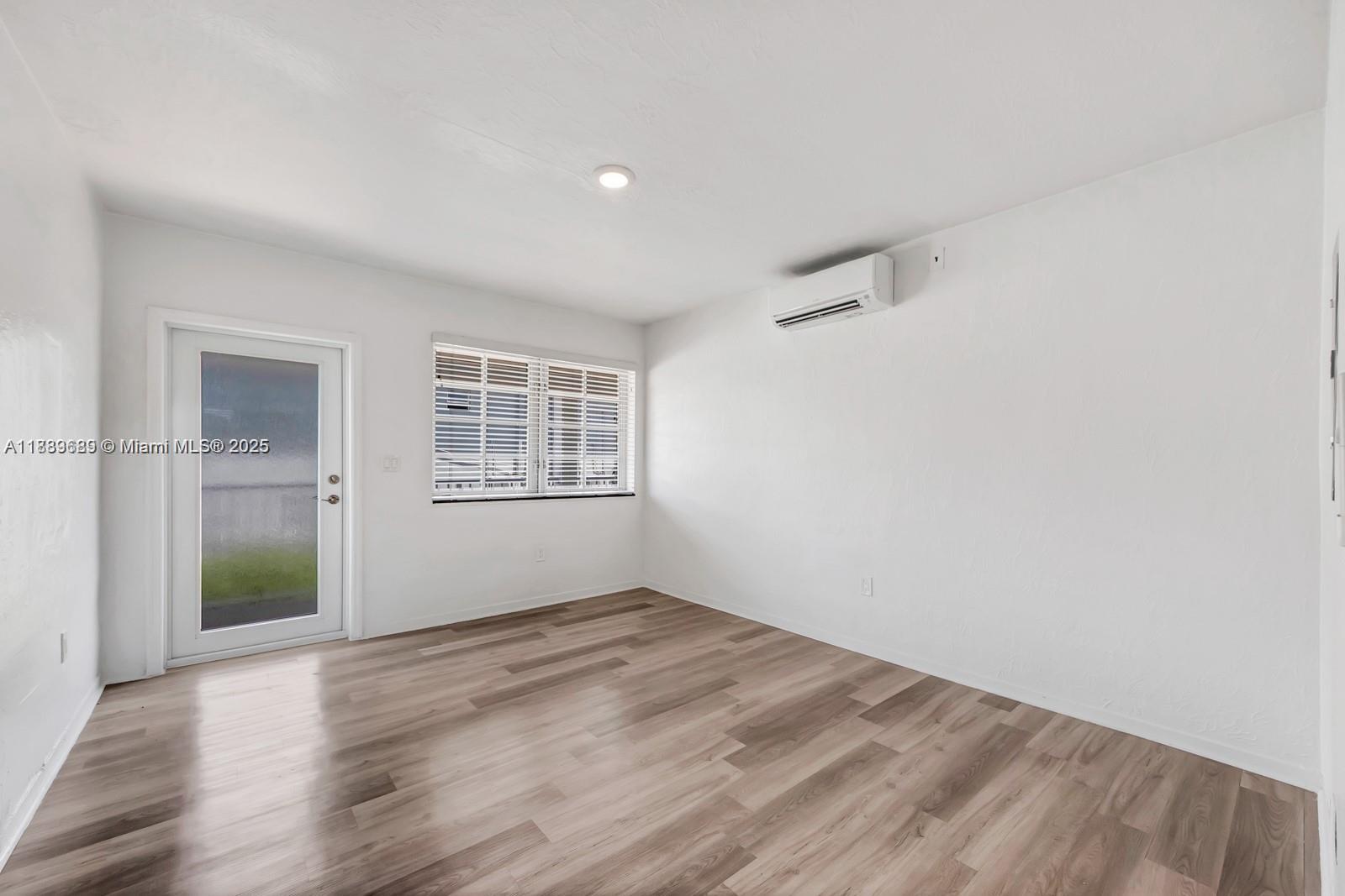   /  4554 sq. ft. $ 2025-10-03 0 foto