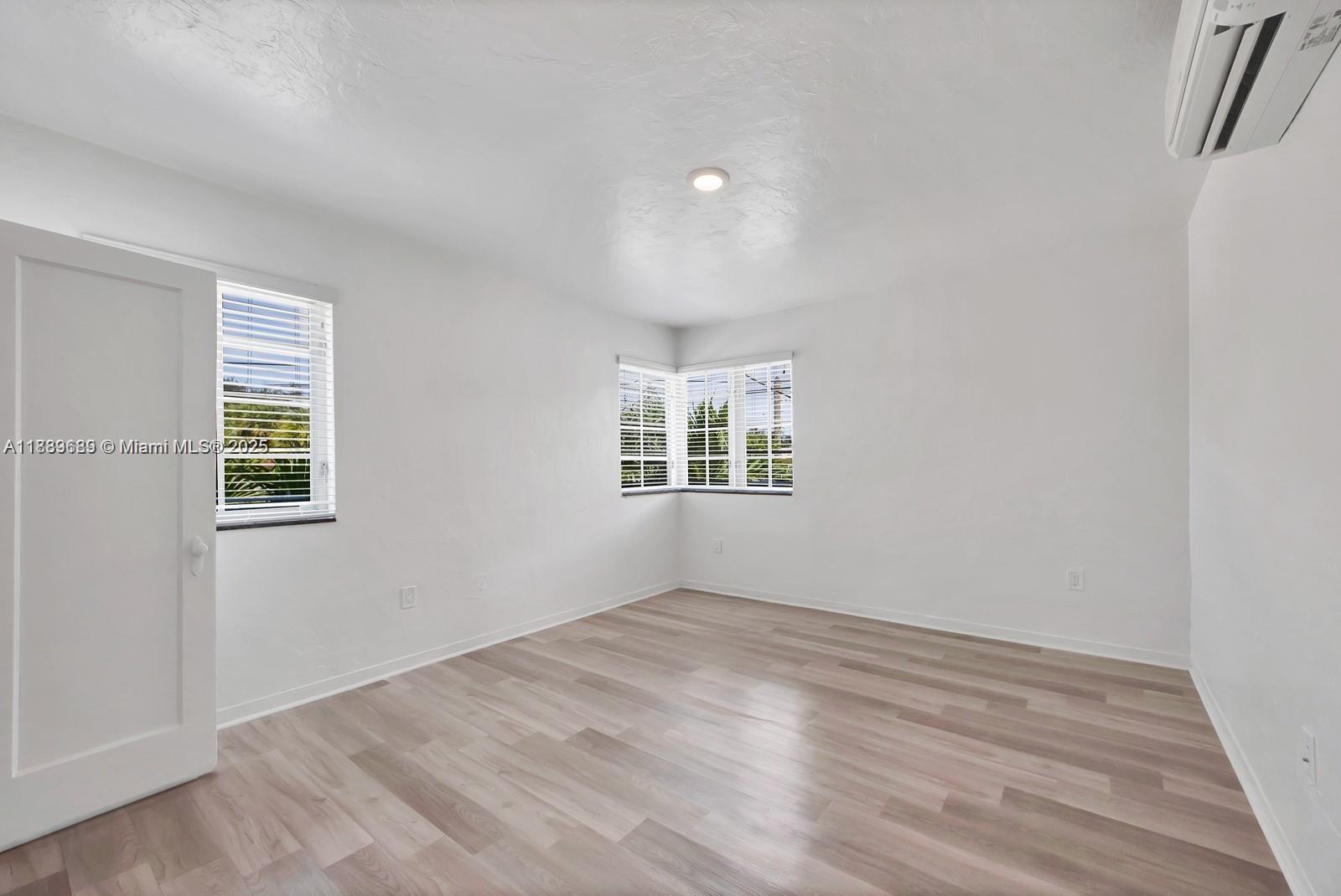   /  4554 sq. ft. $ 2025-10-03 0 foto