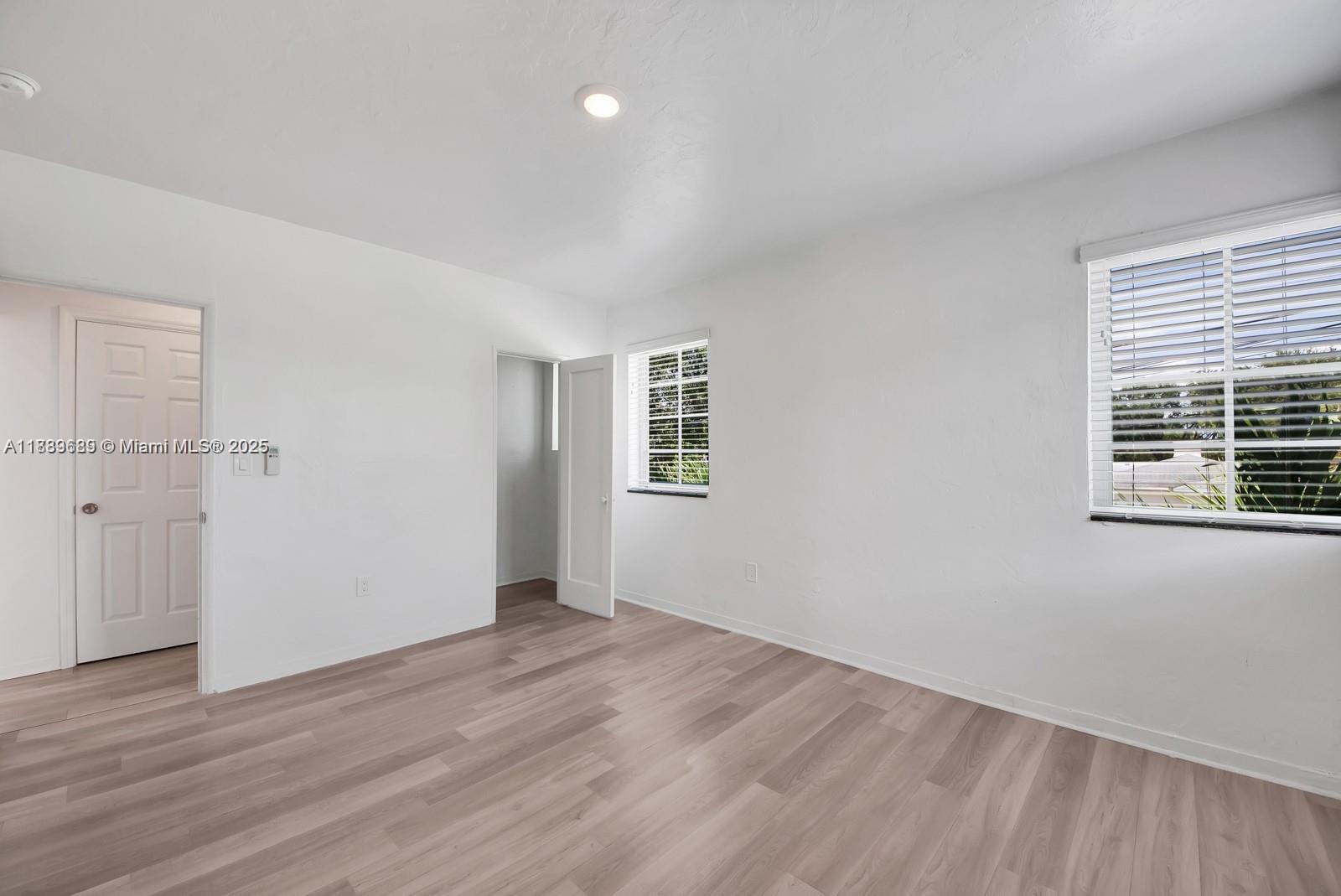   /  4554 sq. ft. $ 2025-10-03 0 foto