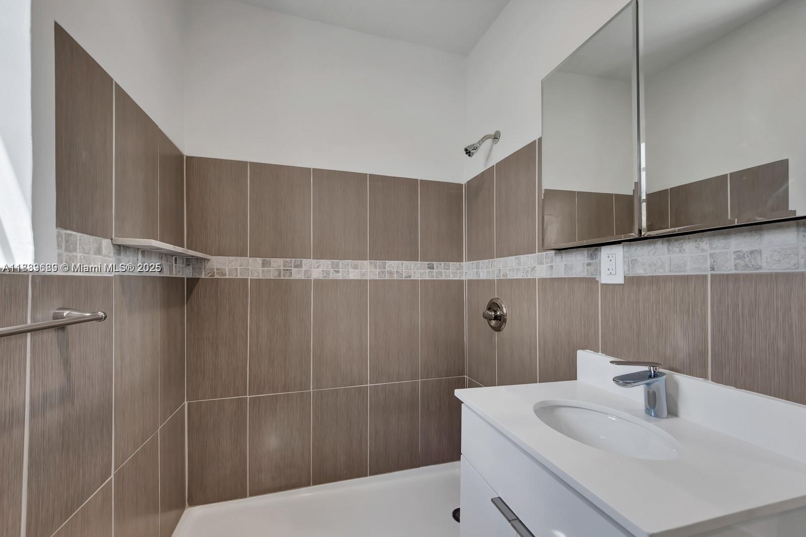   /  4554 sq. ft. $ 2025-10-03 0 foto